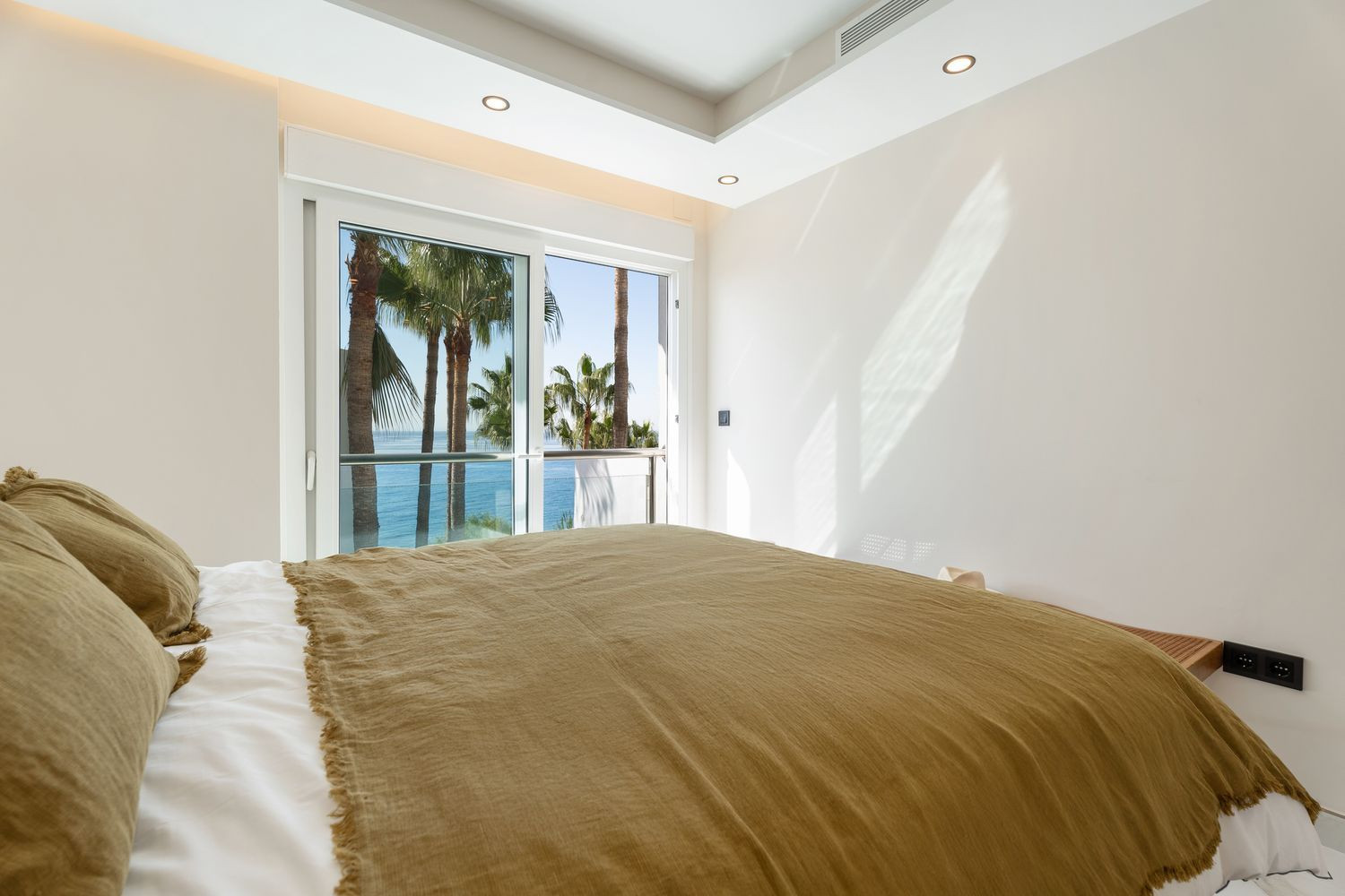 Beachfront Penthouse with Sea Views · Photo 16