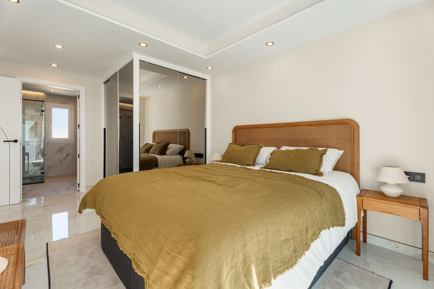 Beachfront Penthouse with Sea Views · Photo 17