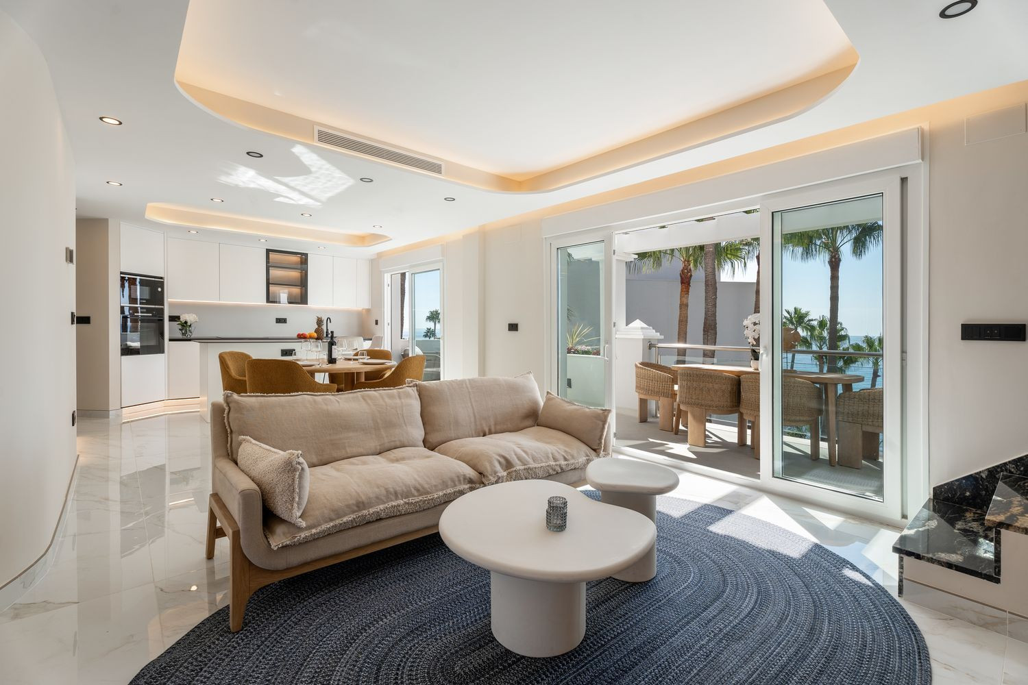 Beachfront Penthouse with Sea Views · Photo 11