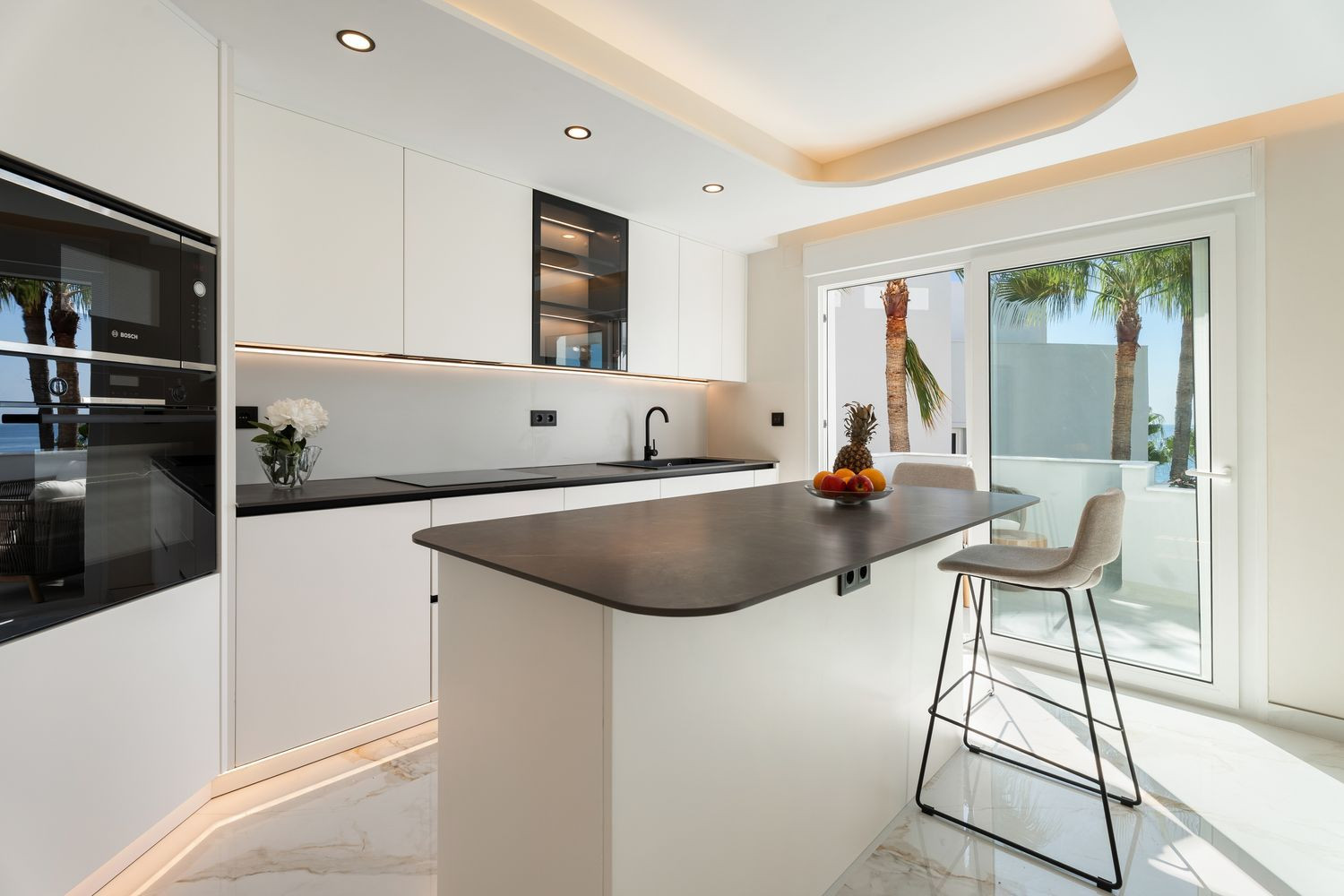 Beachfront Penthouse with Sea Views · Photo 13