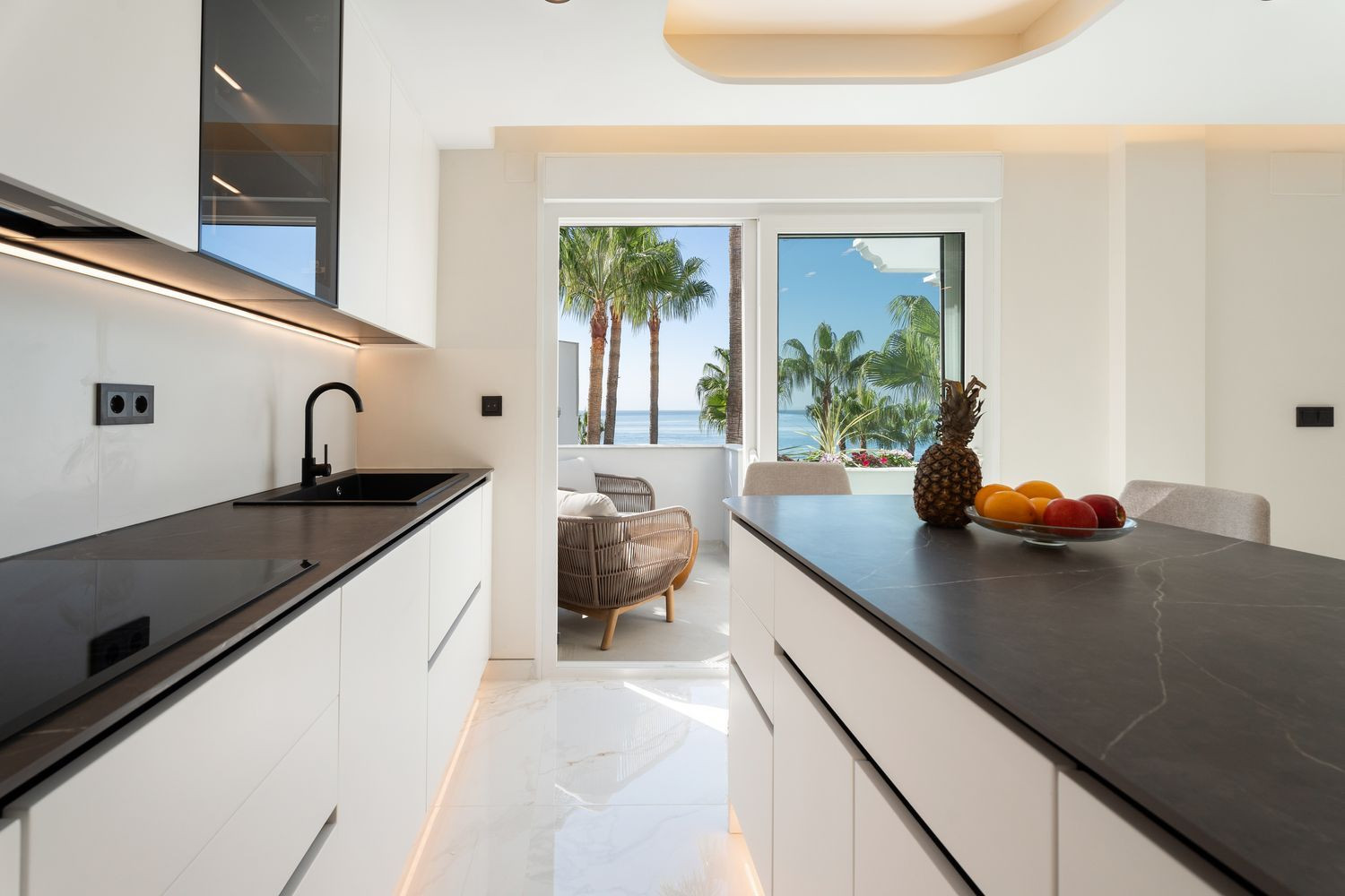 Beachfront Penthouse with Sea Views · Photo 14
