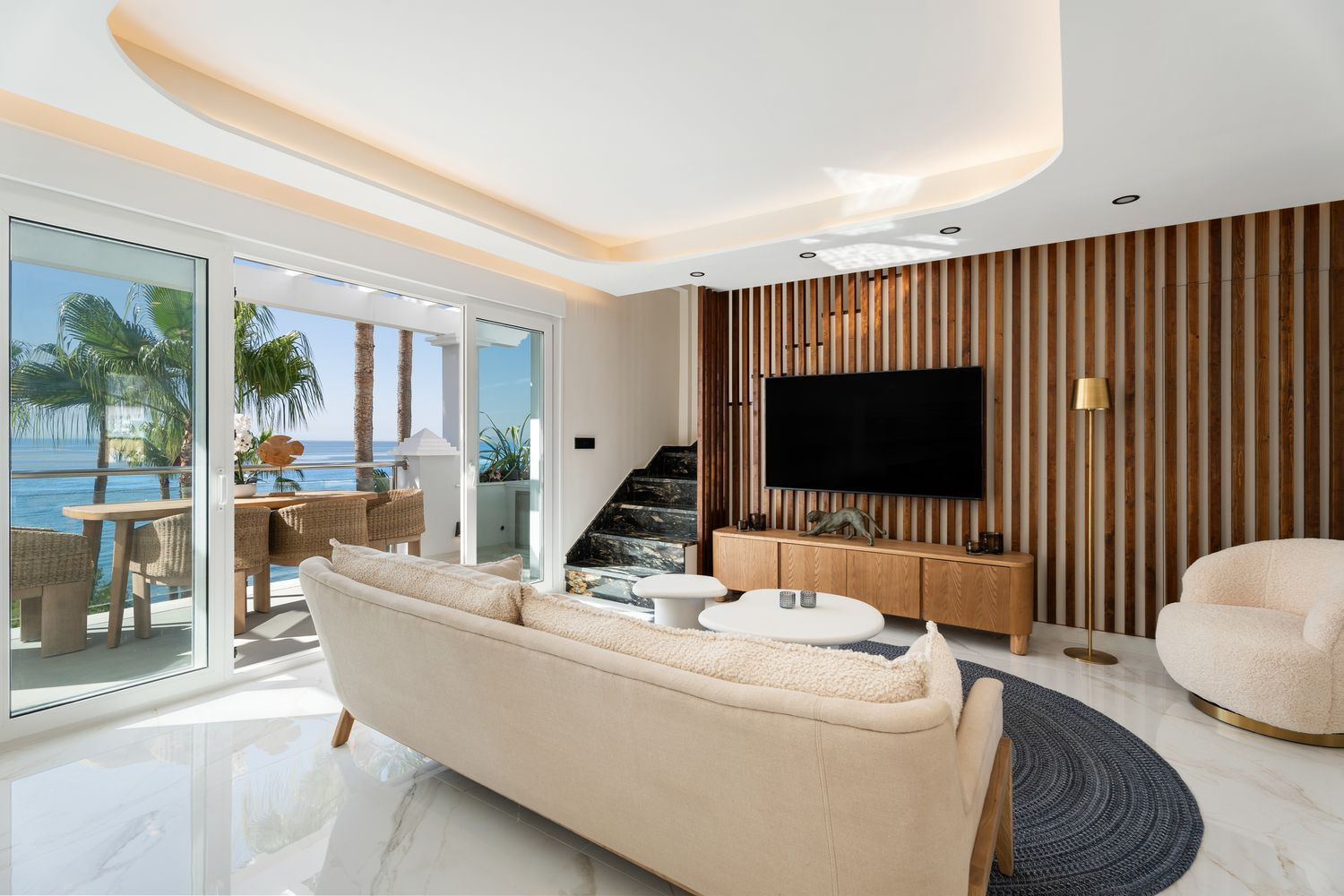 Beachfront Penthouse with Sea Views · Photo 9