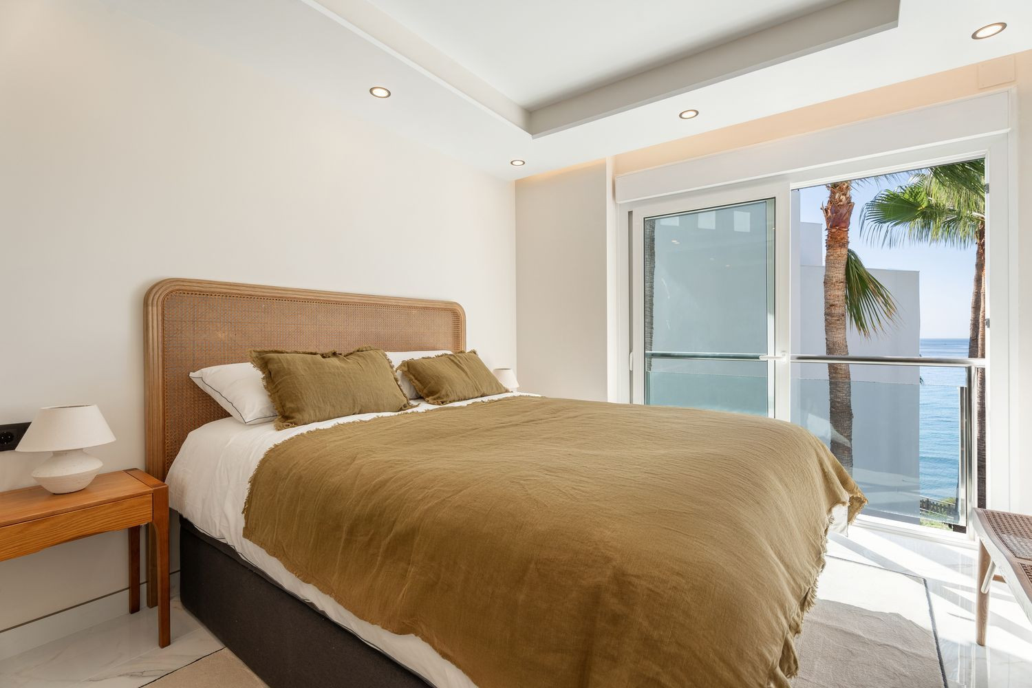 Beachfront Penthouse with Sea Views · Photo 18