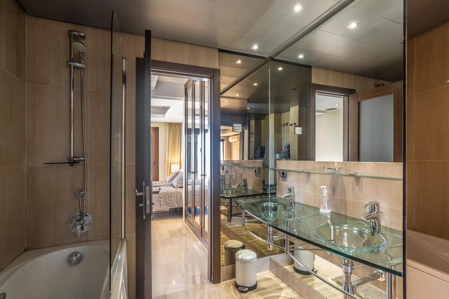 Beachfront Duplex Penthouse · Photo 15