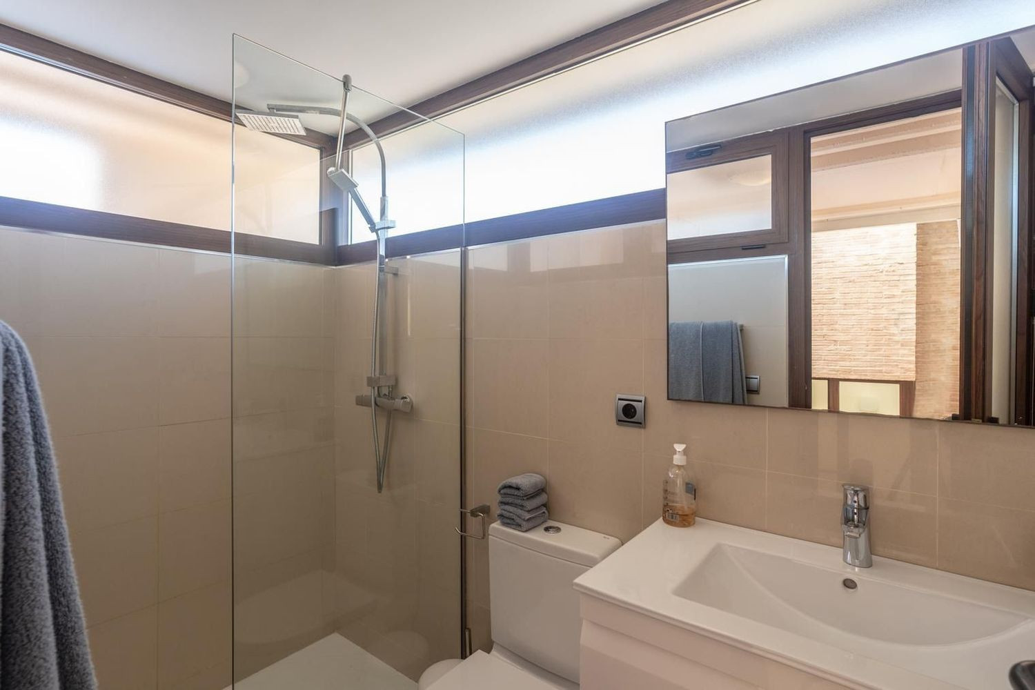Beachfront Duplex Penthouse · Photo 14