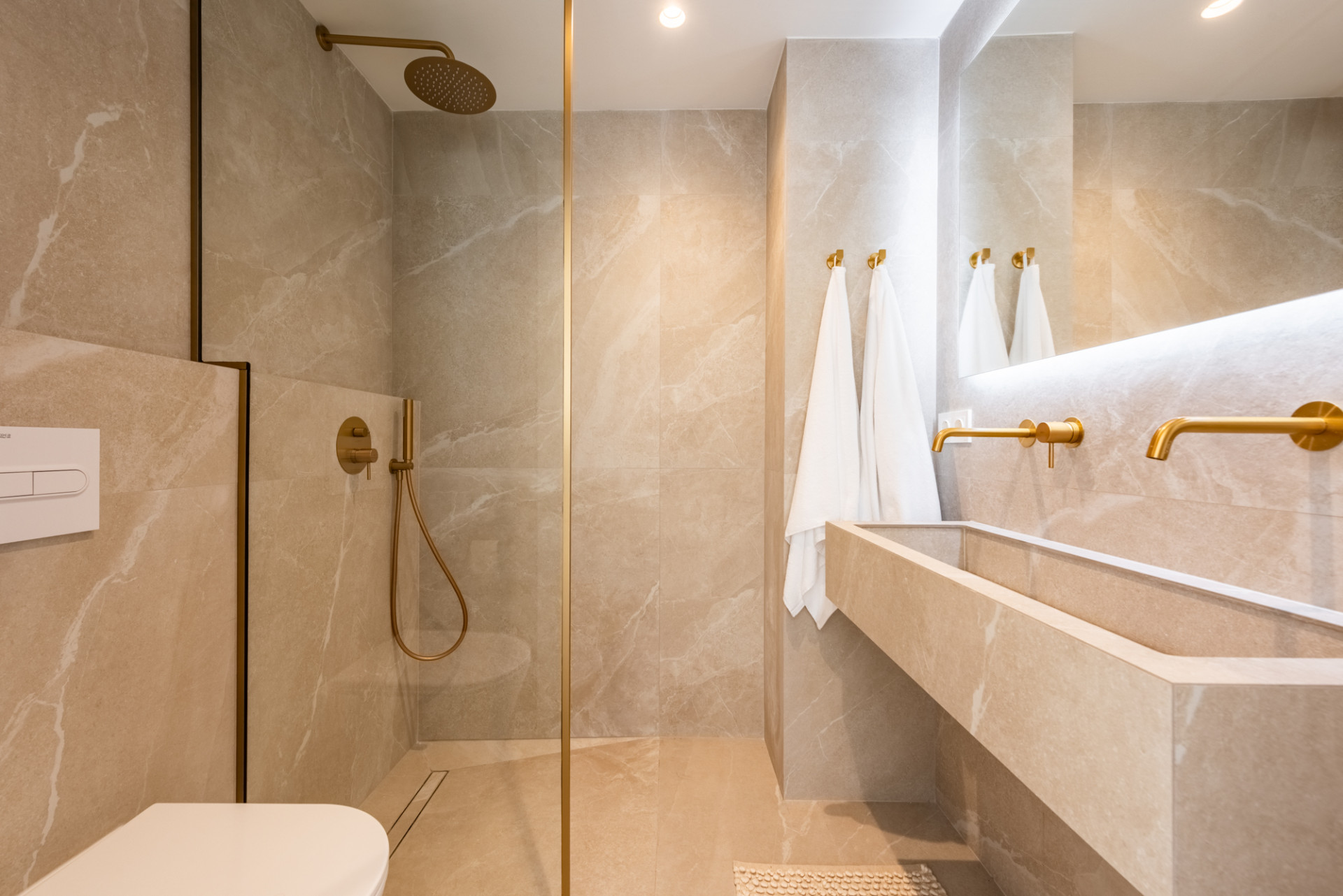 Refurbished 4-bedroom townhouse · Photo 18
