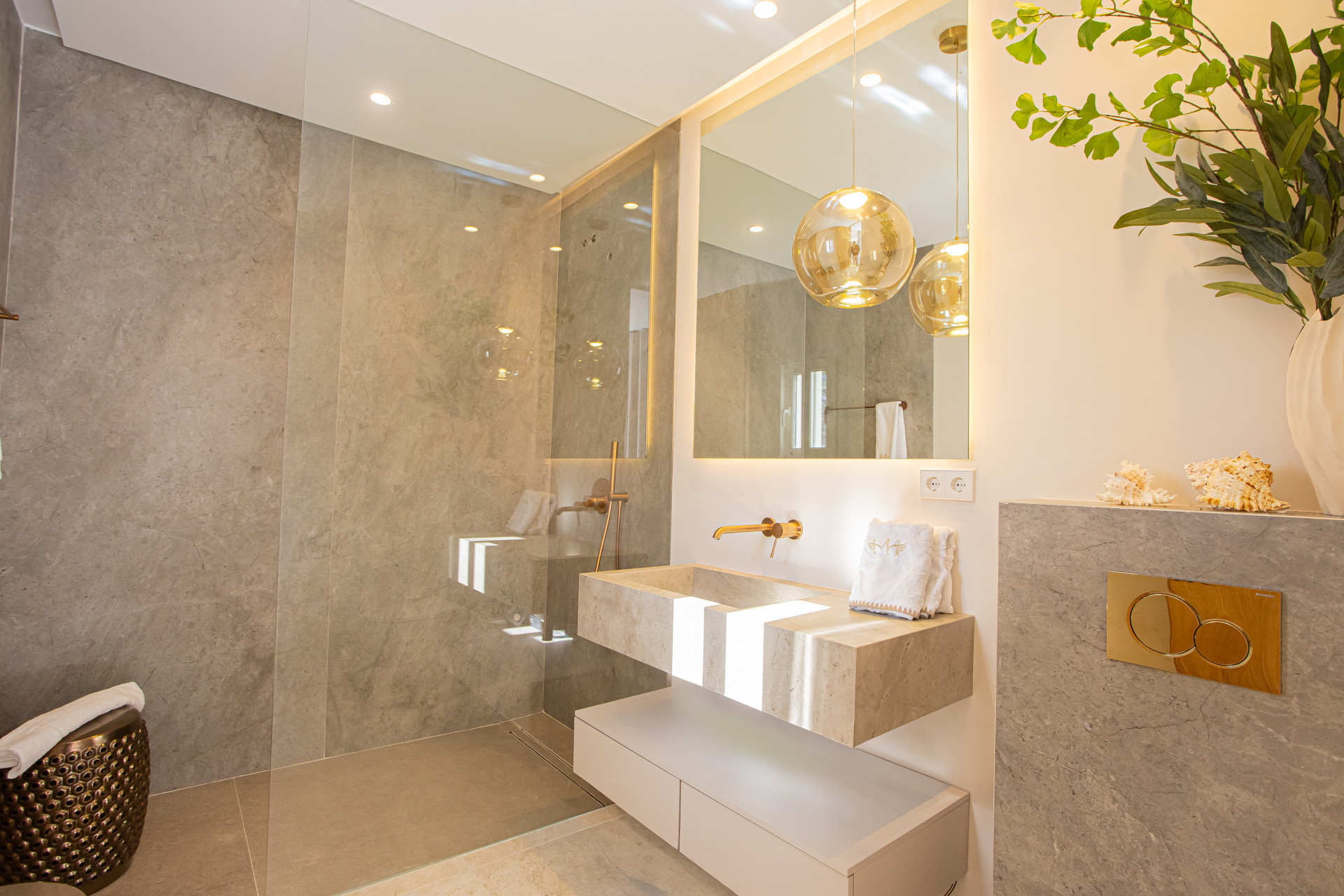 Aloha Garden — Fully Renovated 4-Bedroom Duplex Penthouse · Photo 27