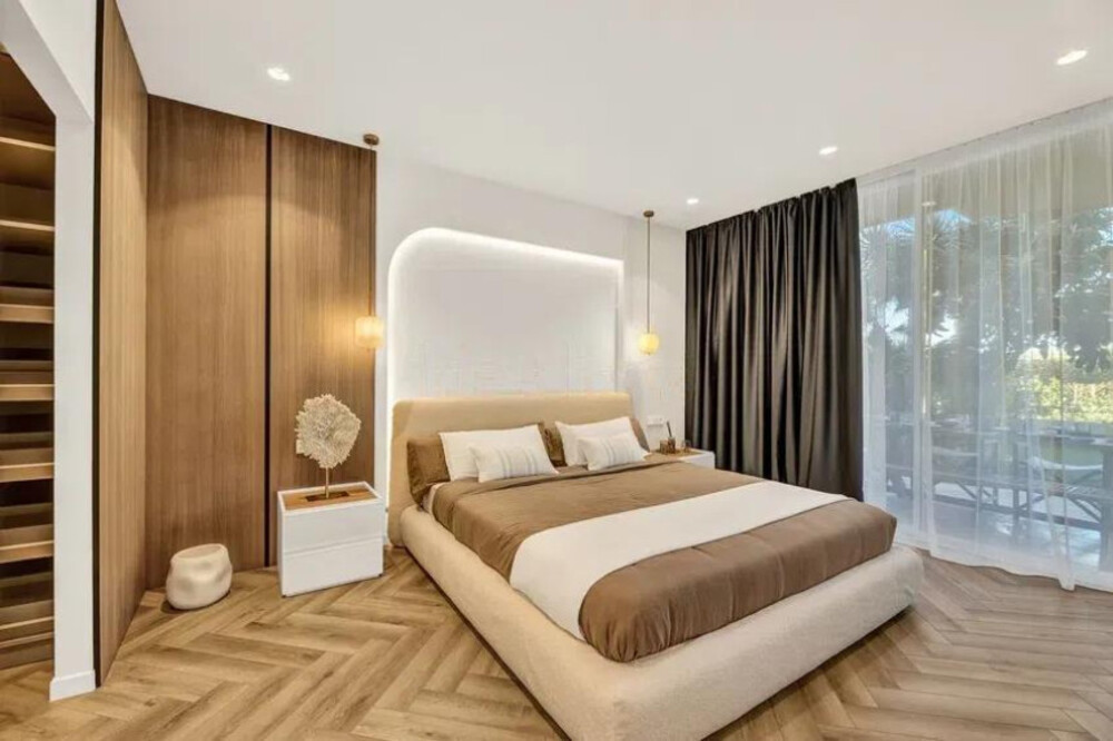 Sophisticated Ground-Floor Residence in Magna Marbella · Photo 13