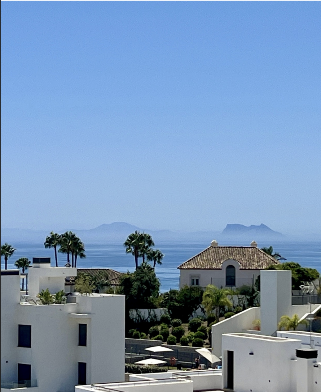 Luxury Penthouse With Rooftop Jacuzzi and Panoramic Sea Views · Photo 14