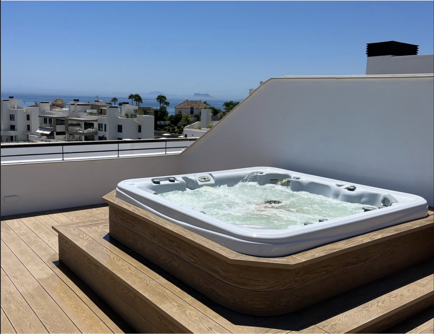 Luxury Penthouse With Rooftop Jacuzzi and Panoramic Sea Views · Photo 11