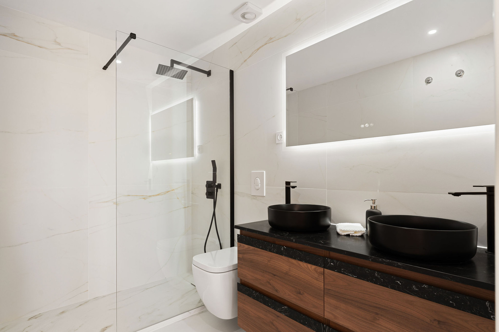 Welcome to this beautifully renovated penthouse offering bright, contemporary living in a tranquil Andalusian urbanization! · Photo 12