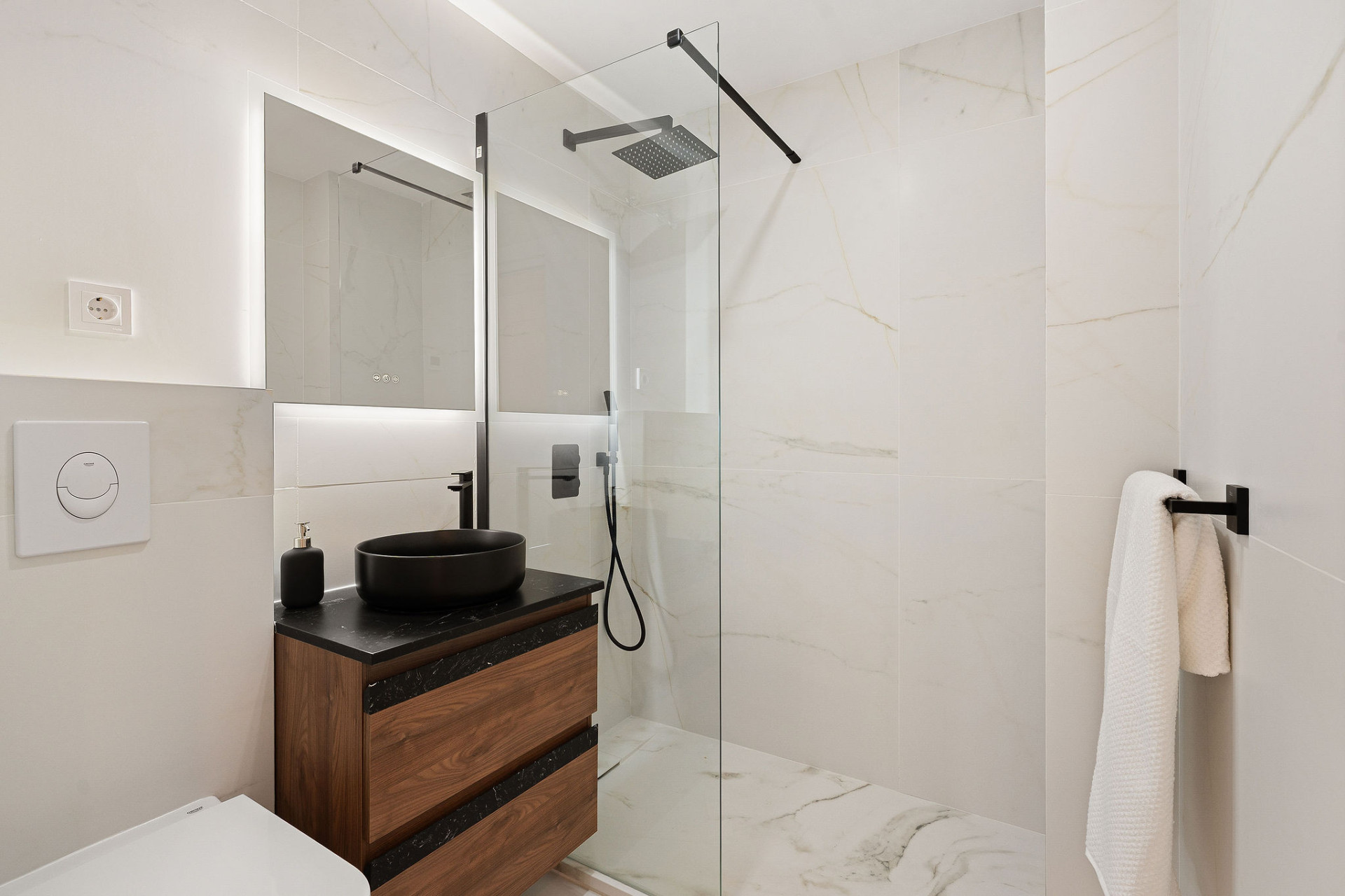 Welcome to this beautifully renovated penthouse offering bright, contemporary living in a tranquil Andalusian urbanization! · Photo 18