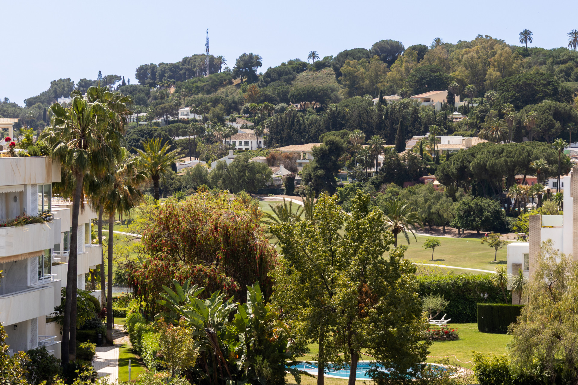 Charming and private duplex apartment located in the heart of Nueva Andalucía’s prestigious Golf Valley · Photo 25