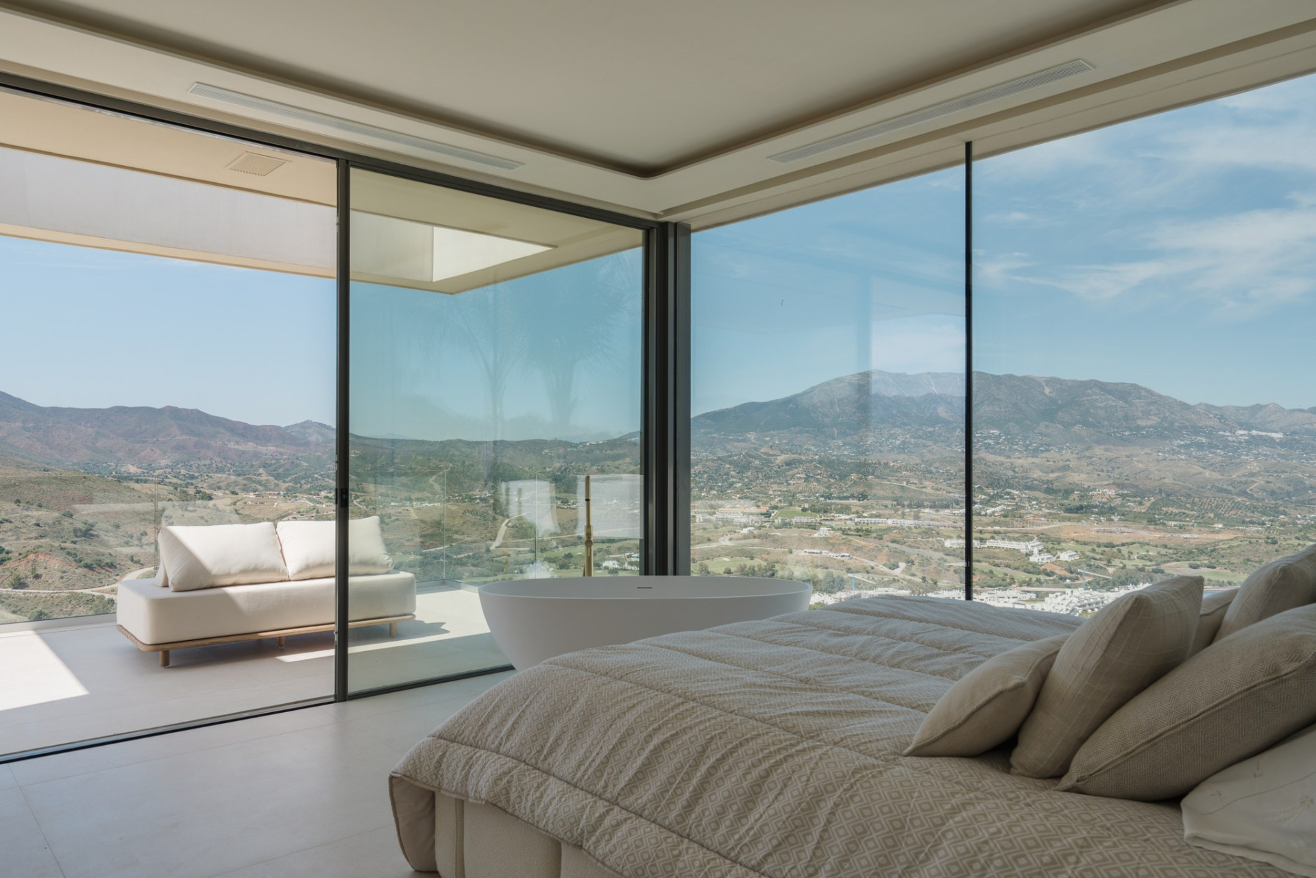 A Design-Led Villa with Panoramic Views in La Cala Golf · Photo 10