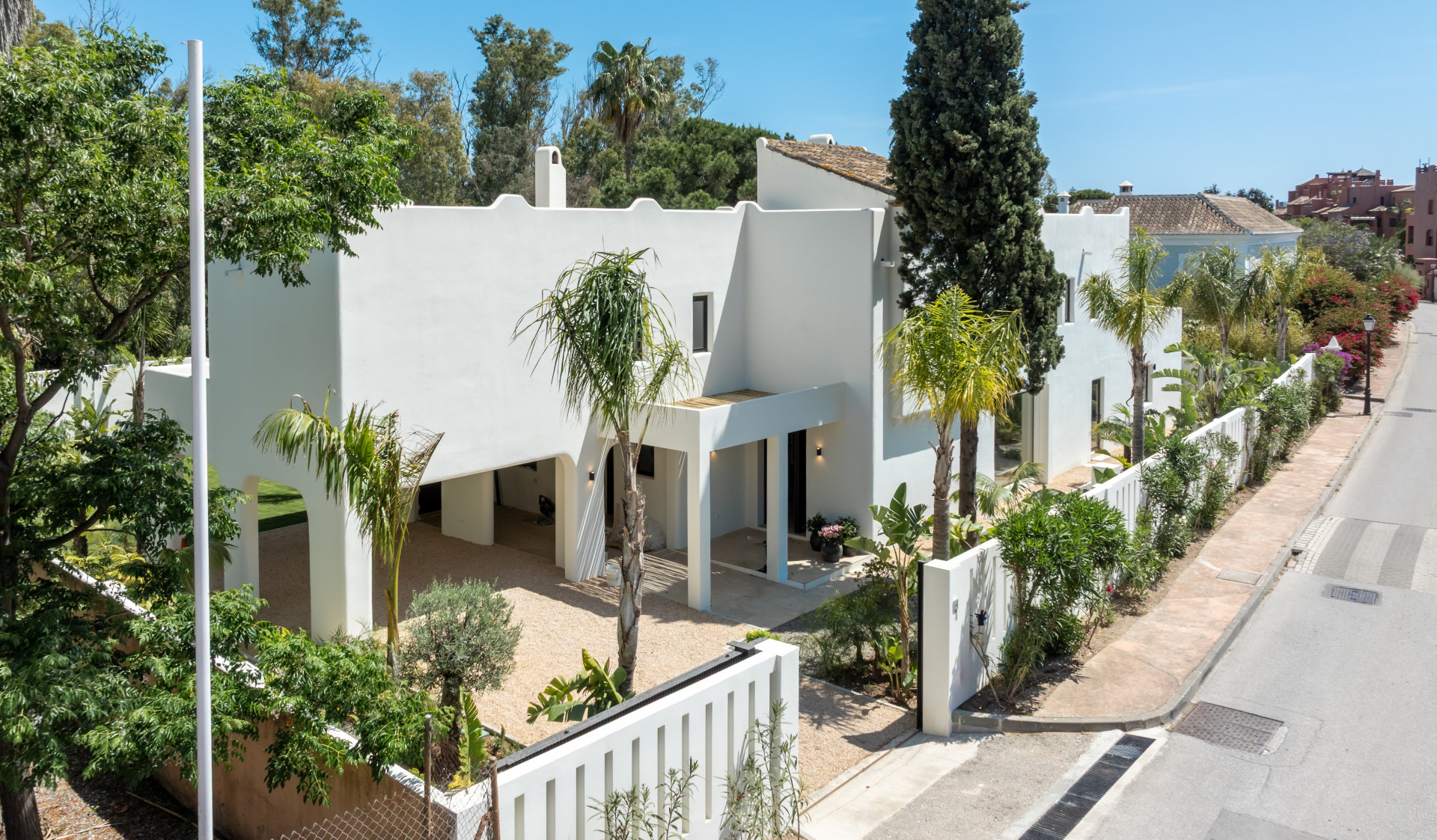 Contemporary Elegance Steps from the Sea in Guadalmina Casasola, Marbella · Photo 43