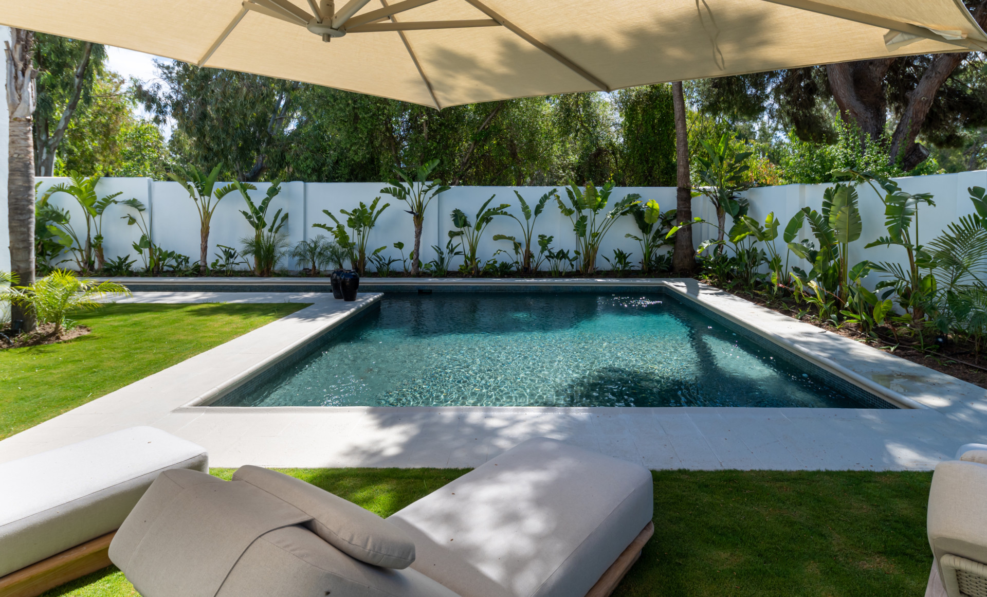 Contemporary Elegance Steps from the Sea in Guadalmina Casasola, Marbella · Photo 16