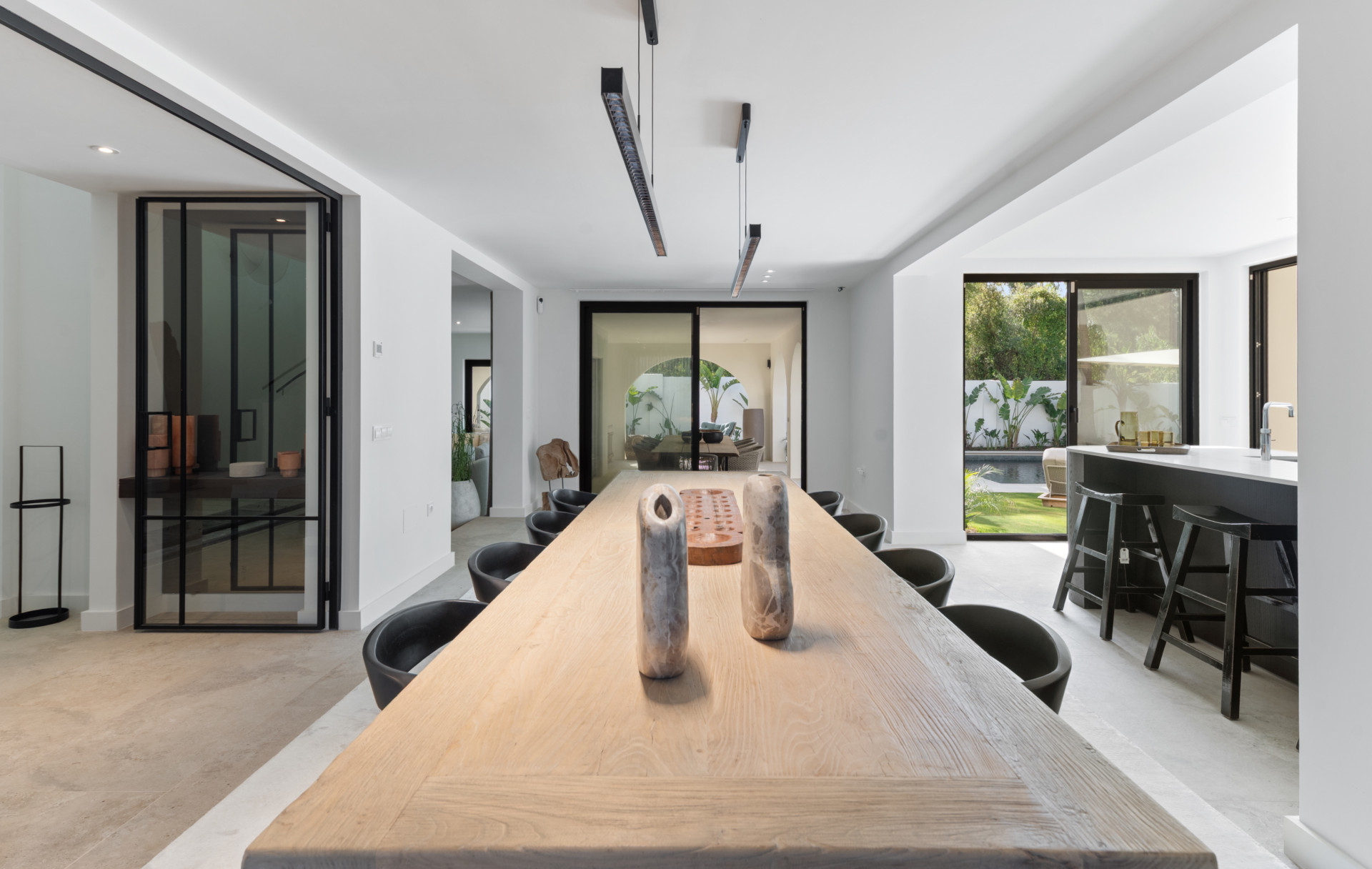 Contemporary Elegance Steps from the Sea in Guadalmina Casasola, Marbella · Photo 11