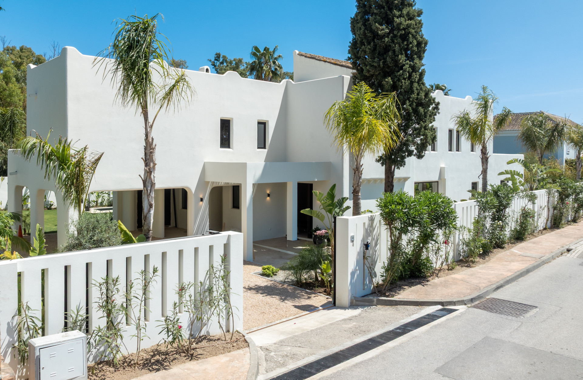Contemporary Elegance Steps from the Sea in Guadalmina Casasola, Marbella · Photo 44