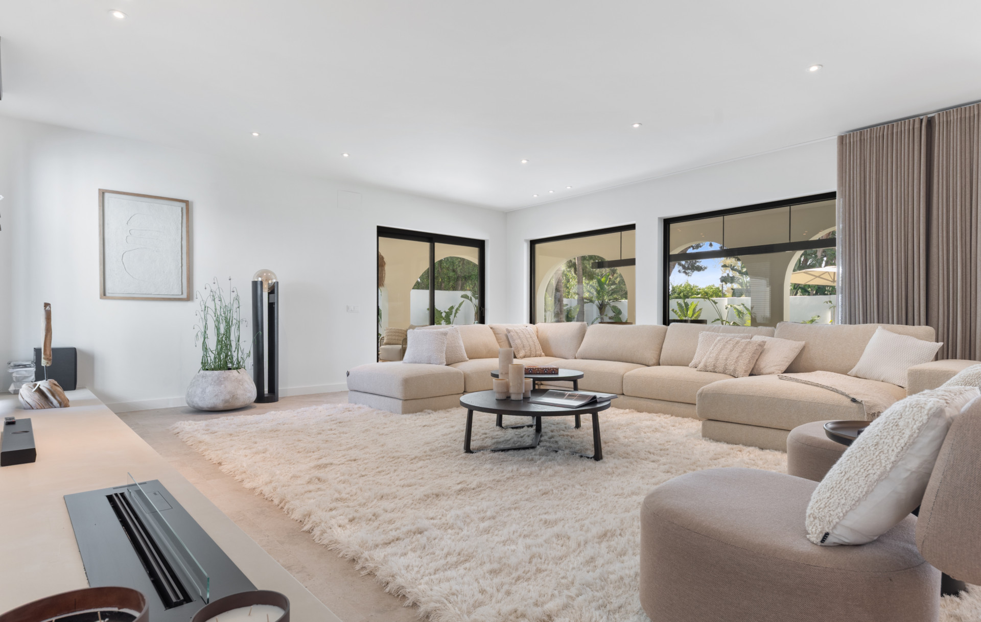 Contemporary Elegance Steps from the Sea in Guadalmina Casasola, Marbella · Photo 9