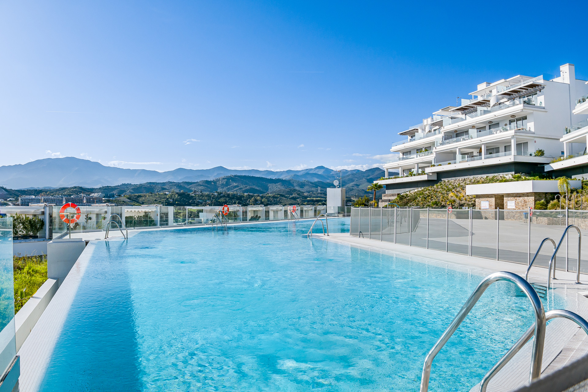 Modern 3-Bed Apartment in Oceana Views, Cancelada · Photo 35