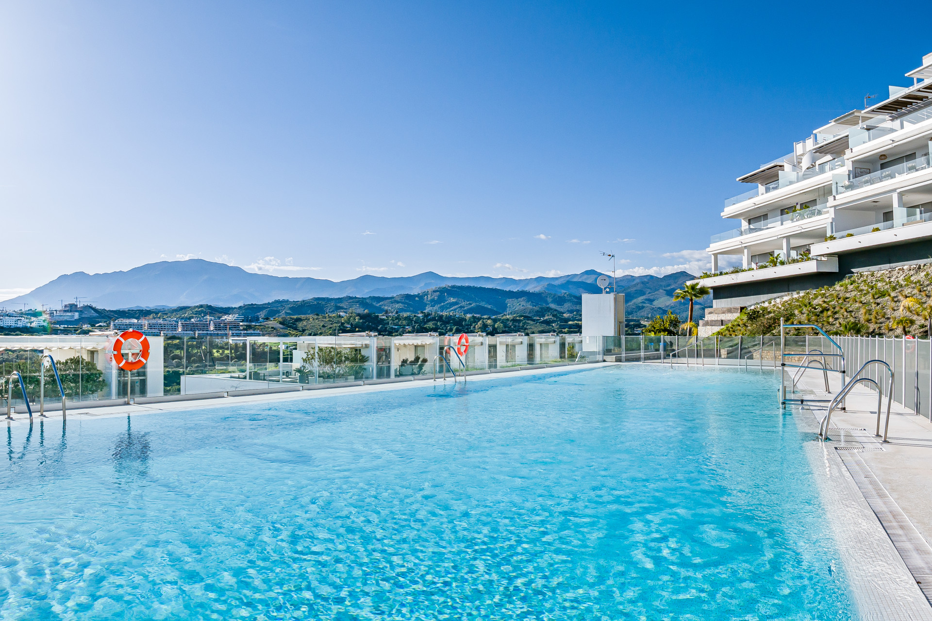 Modern 3-Bed Apartment in Oceana Views, Cancelada · Photo 37