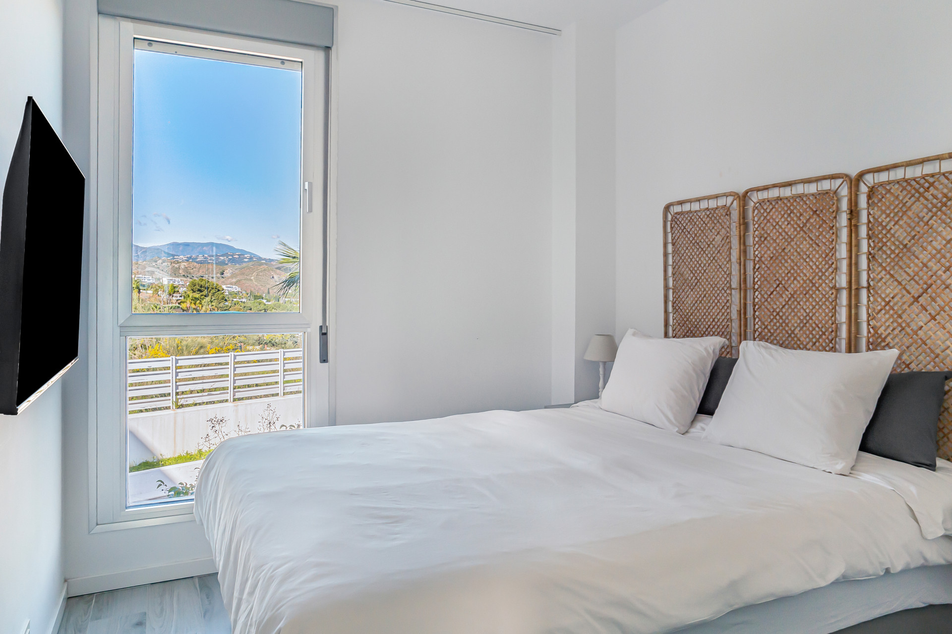 Modern 3-Bed Apartment in Oceana Views, Cancelada · Photo 26