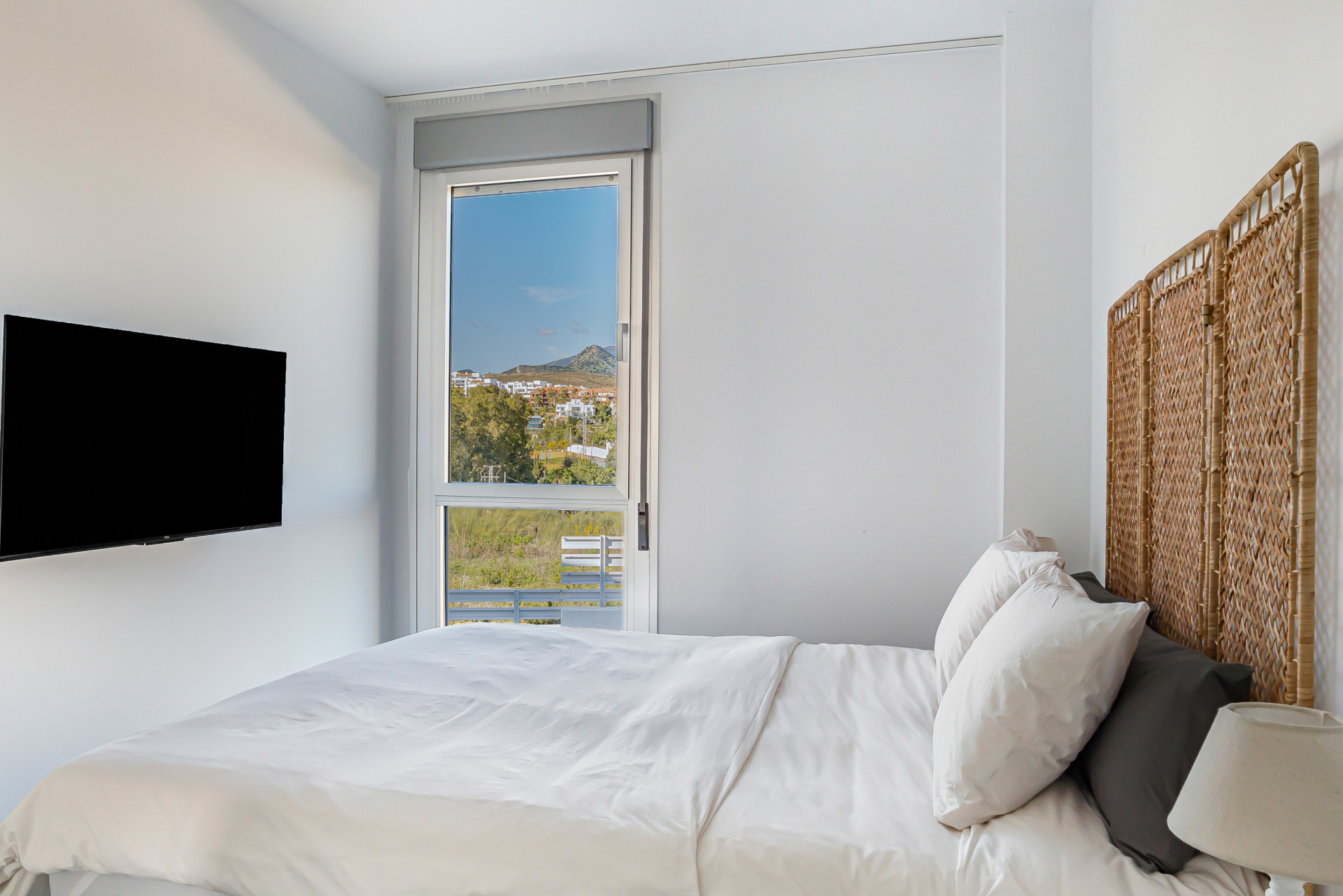 Modern 3-Bed Apartment in Oceana Views, Cancelada · Photo 27