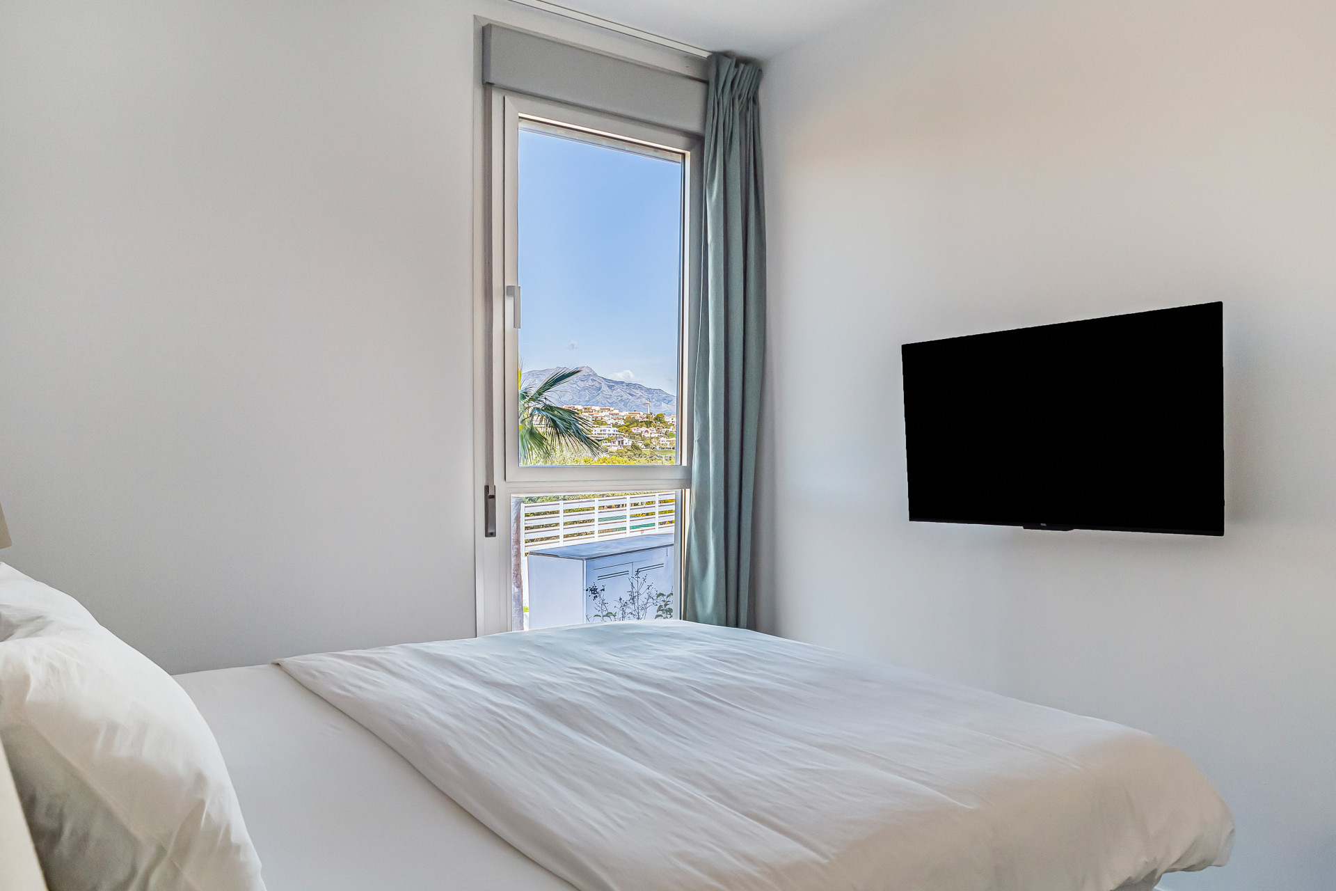 Modern 3-Bed Apartment in Oceana Views, Cancelada · Photo 32