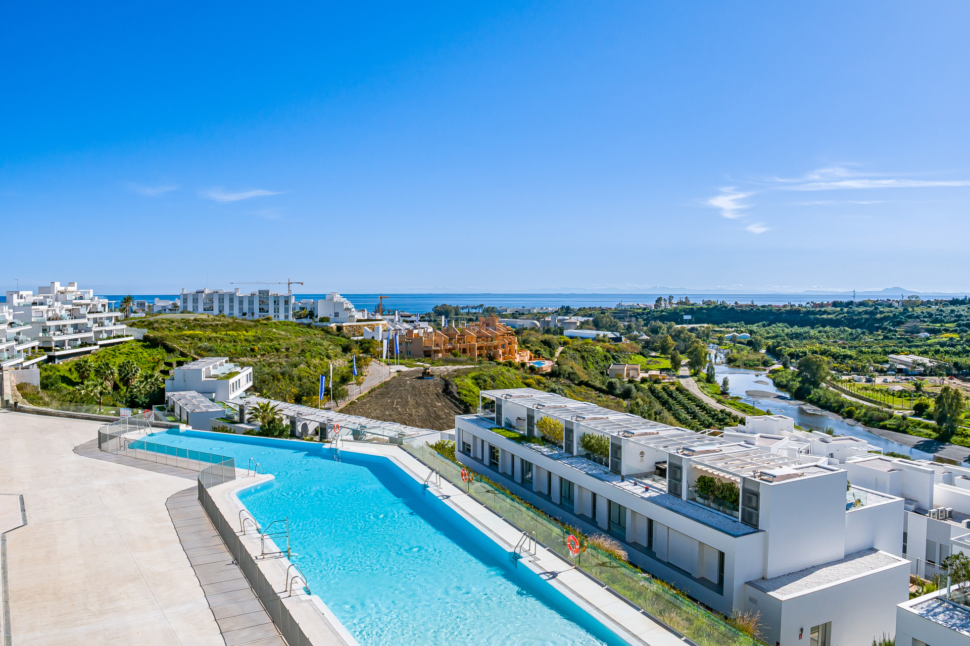 Modern 3-Bed Apartment in Oceana Views, Cancelada · Photo 39