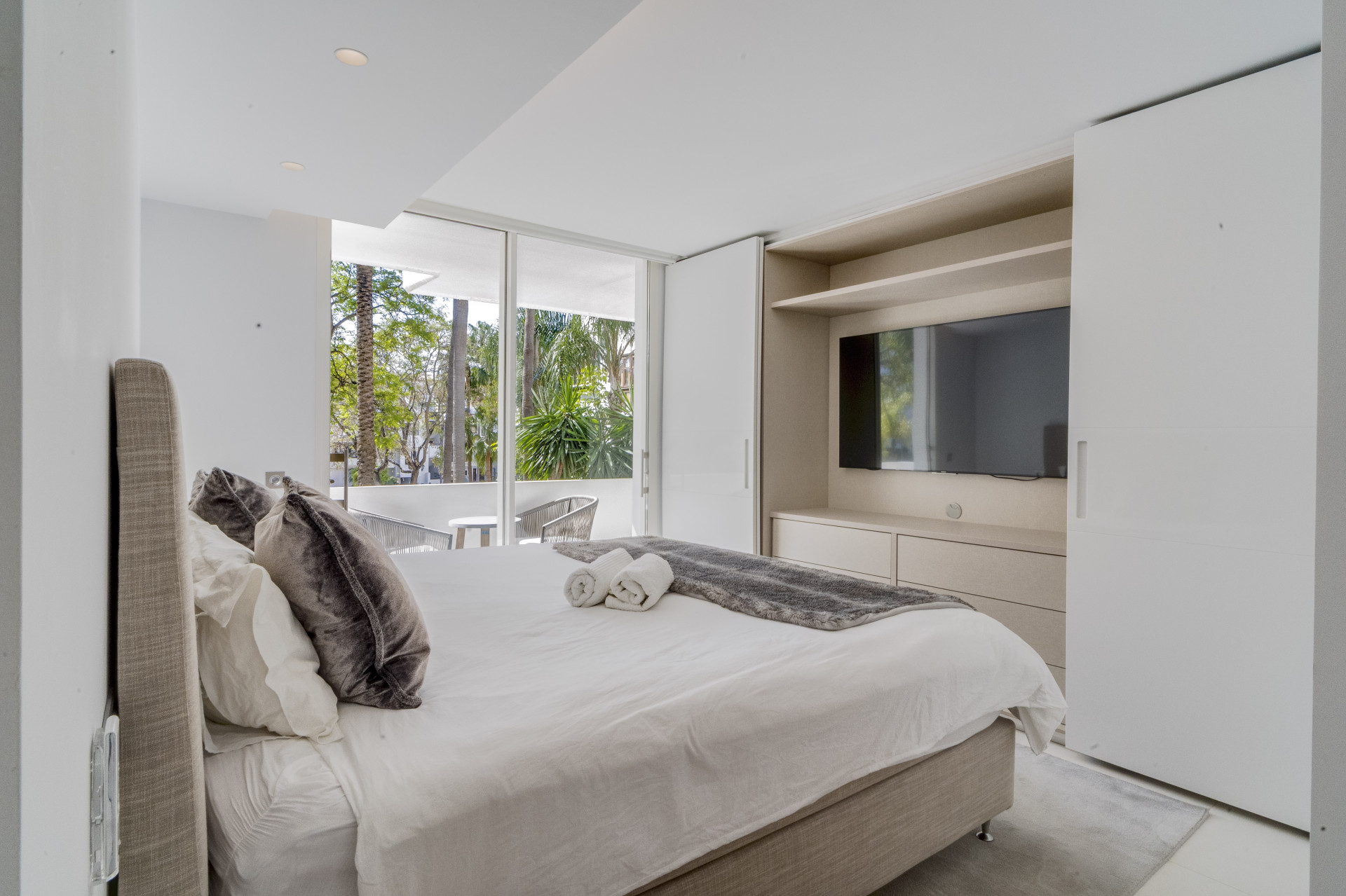 Elegantly Renovated 3-Bedroom Beach Apartment in Marina Puente Romano, Marbella Golden Mile · Photo 30