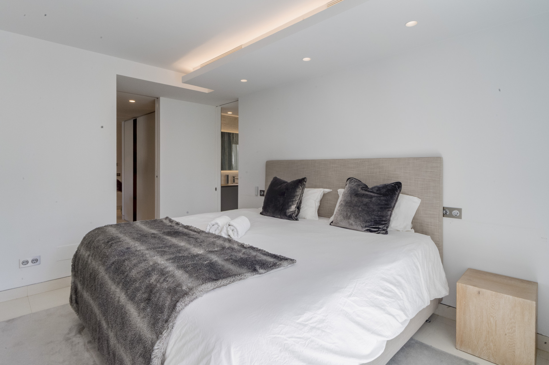 Elegantly Renovated 3-Bedroom Beach Apartment in Marina Puente Romano, Marbella Golden Mile · Photo 32