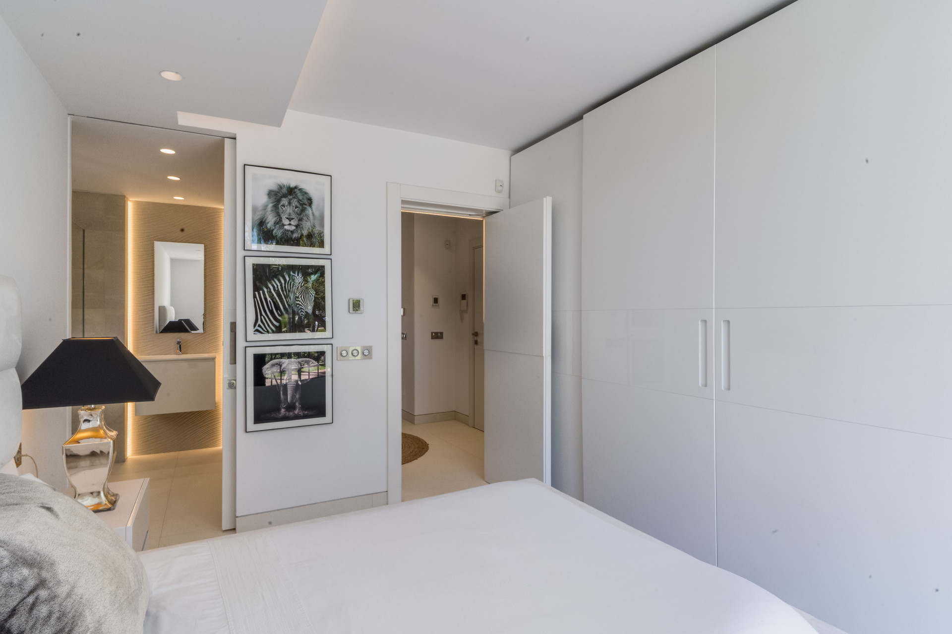 Elegantly Renovated 3-Bedroom Beach Apartment in Marina Puente Romano, Marbella Golden Mile · Photo 38