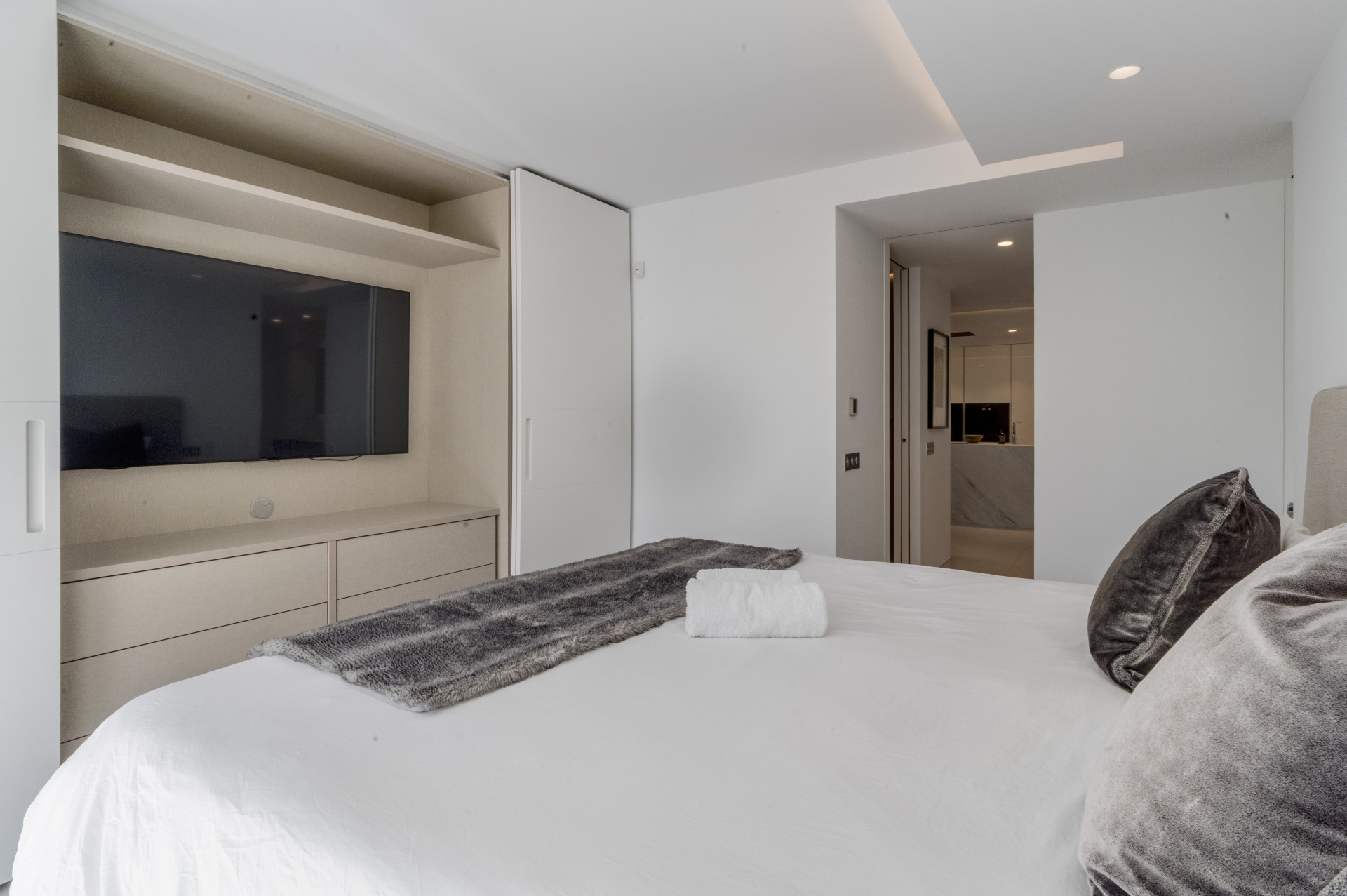 Elegantly Renovated 3-Bedroom Beach Apartment in Marina Puente Romano, Marbella Golden Mile · Photo 31