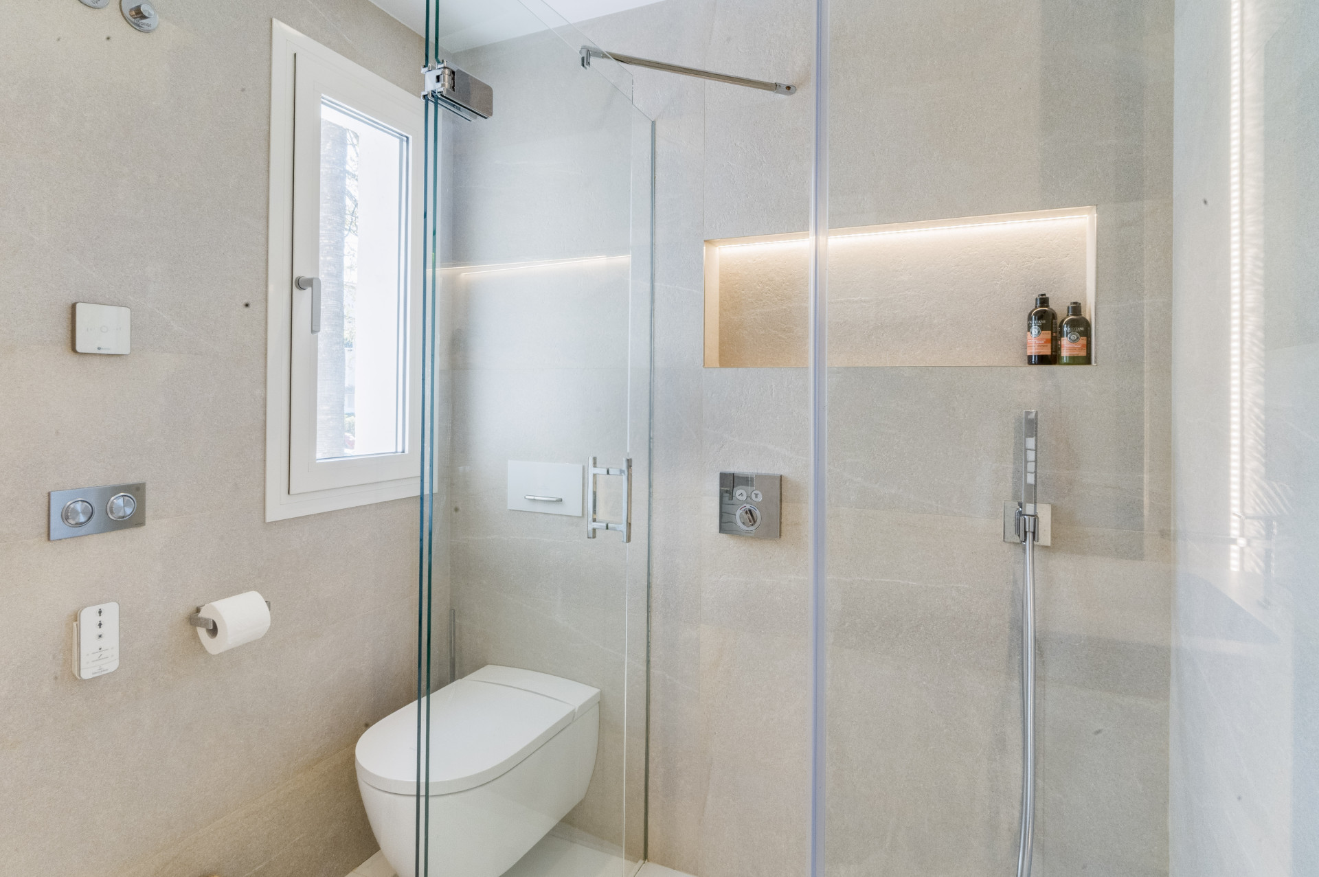 Elegantly Renovated 3-Bedroom Beach Apartment in Marina Puente Romano, Marbella Golden Mile · Photo 29