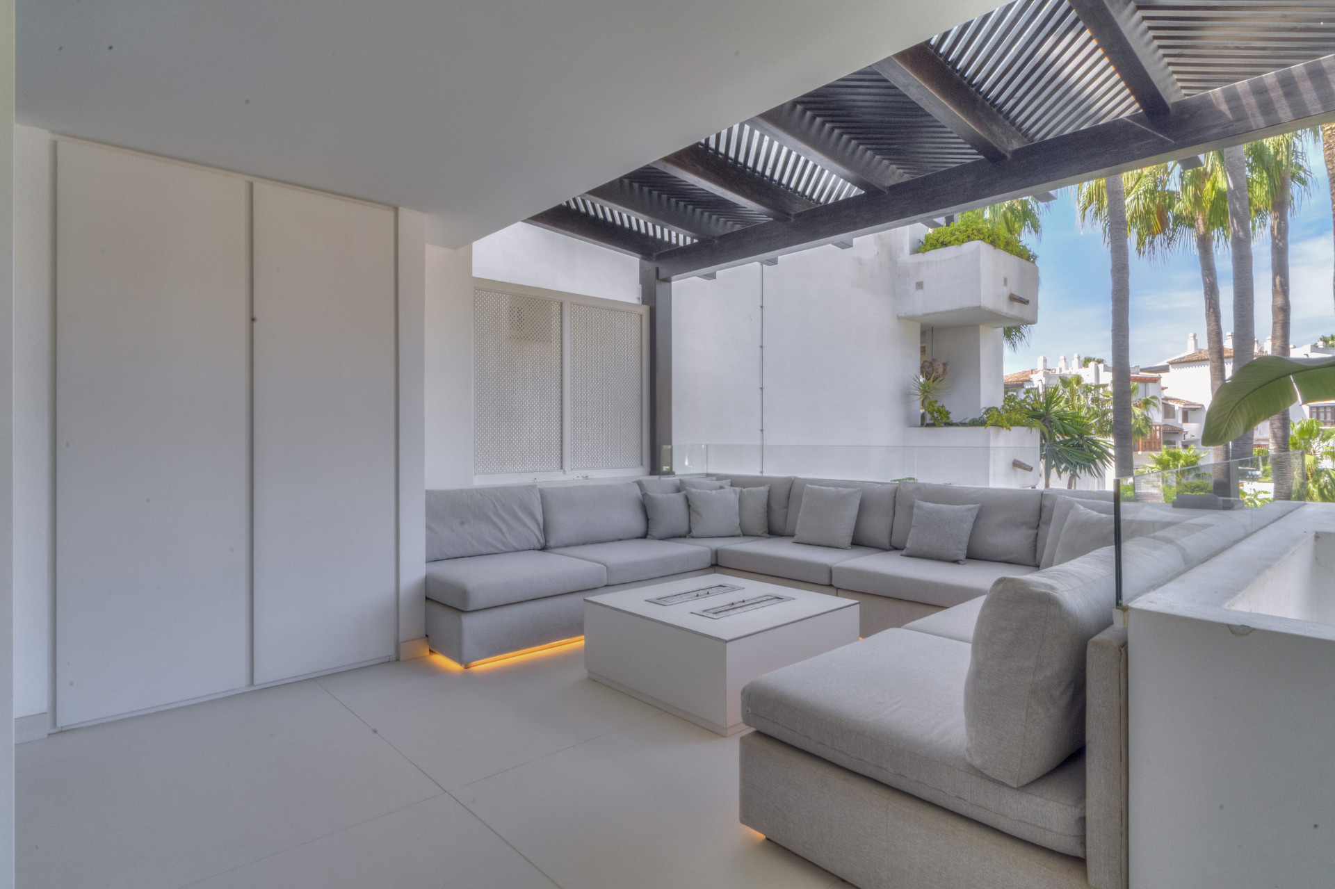 Elegantly Renovated 3-Bedroom Beach Apartment in Marina Puente Romano, Marbella Golden Mile · Photo 23