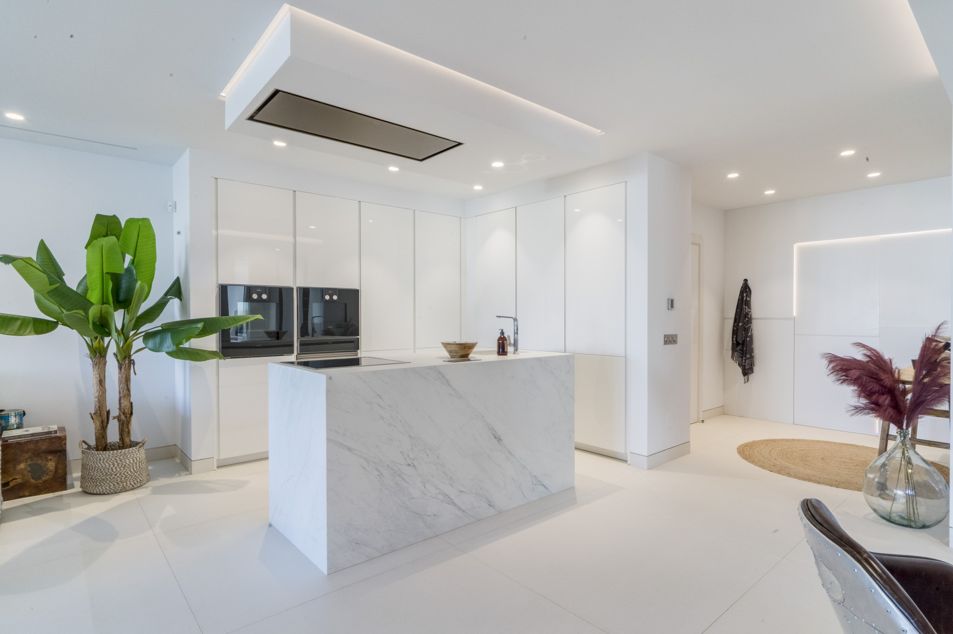 Elegantly Renovated 3-Bedroom Beach Apartment in Marina Puente Romano, Marbella Golden Mile · Photo 15