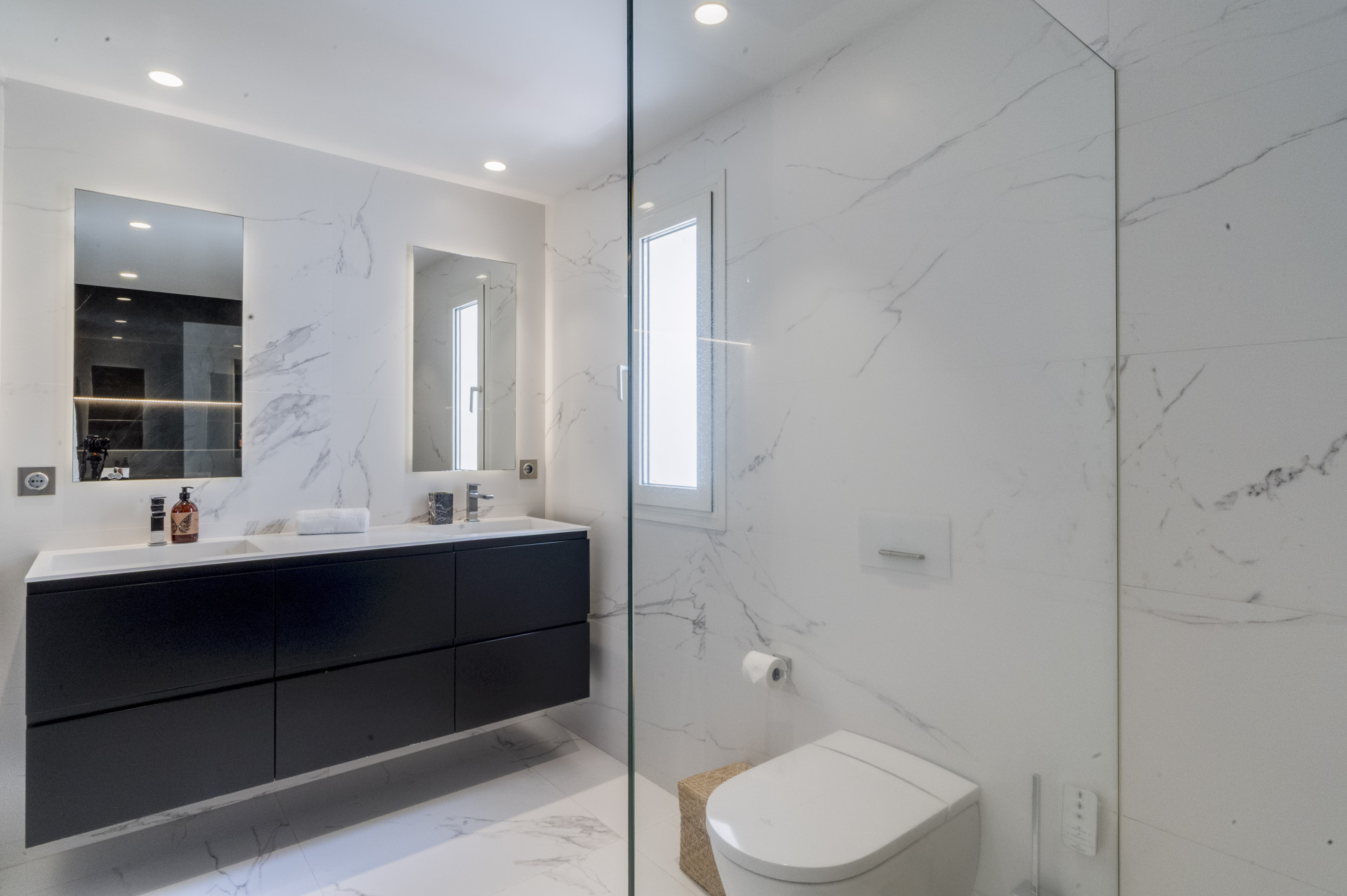 Elegantly Renovated 3-Bedroom Beach Apartment in Marina Puente Romano, Marbella Golden Mile · Photo 17