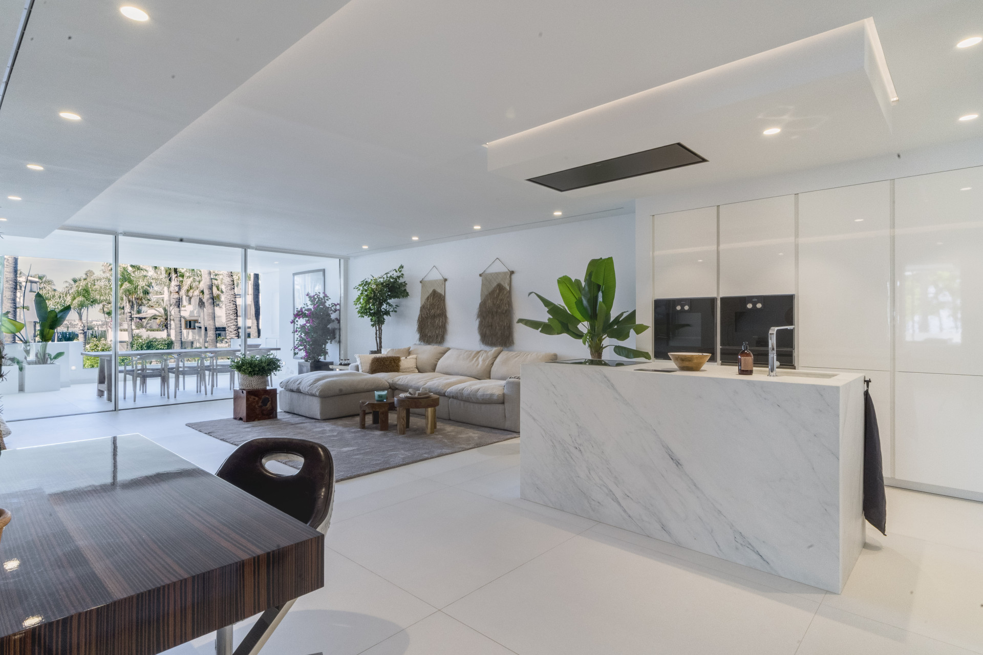 Elegantly Renovated 3-Bedroom Beach Apartment in Marina Puente Romano, Marbella Golden Mile · Photo 13