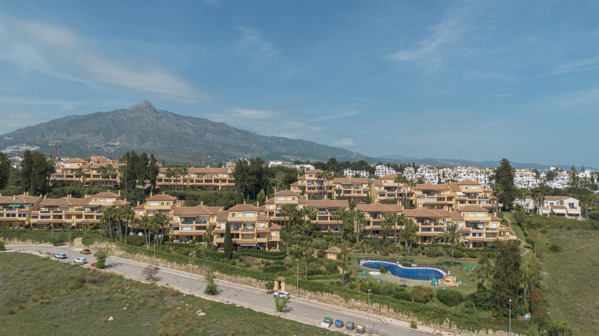 Stunning sea view apartment in Cumbres del Rodeo, Nueva Andalucia. · Photo 33
