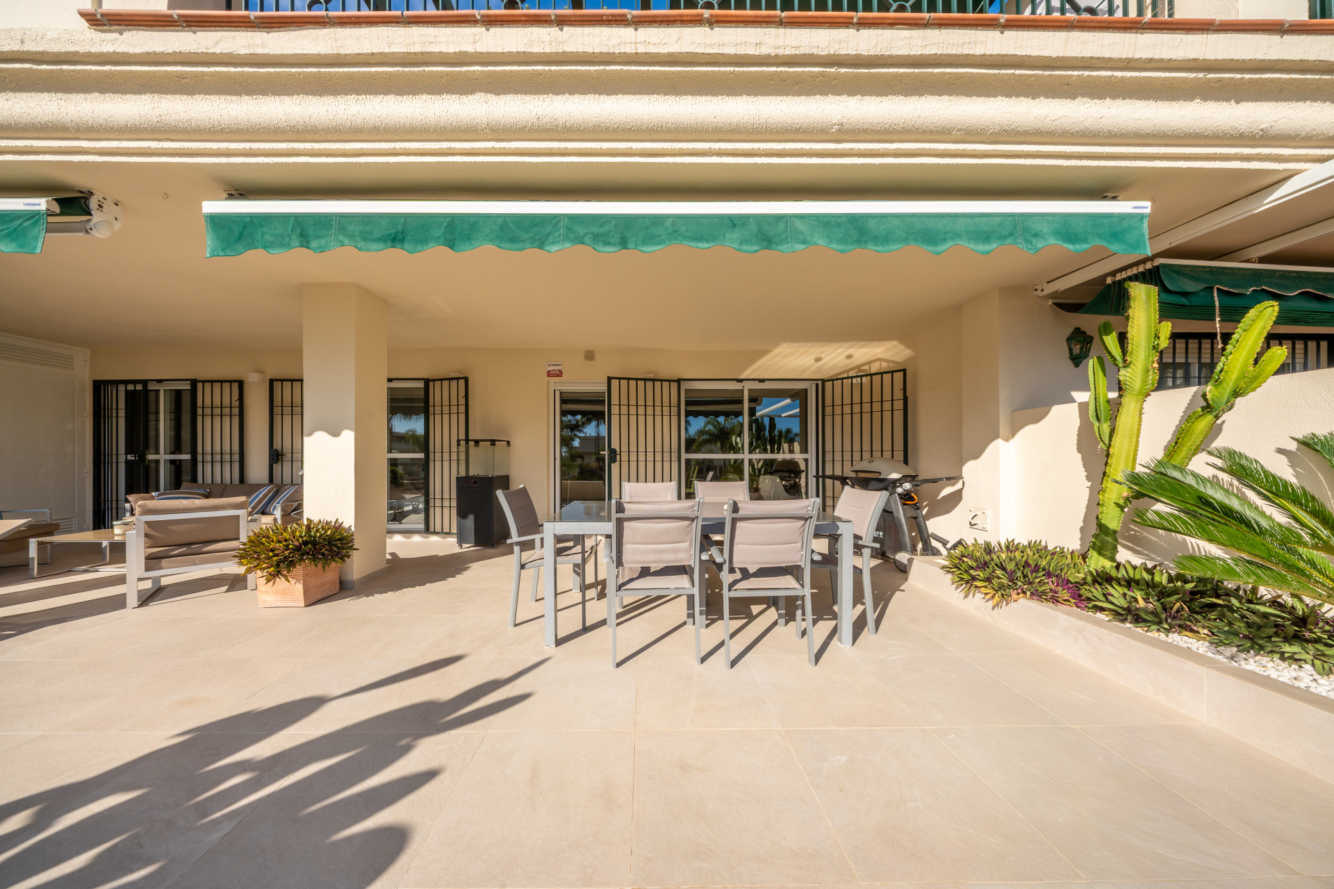 2-Bedroom Apartment with Spacious Terrace, Nueva Andalucía · Photo 11