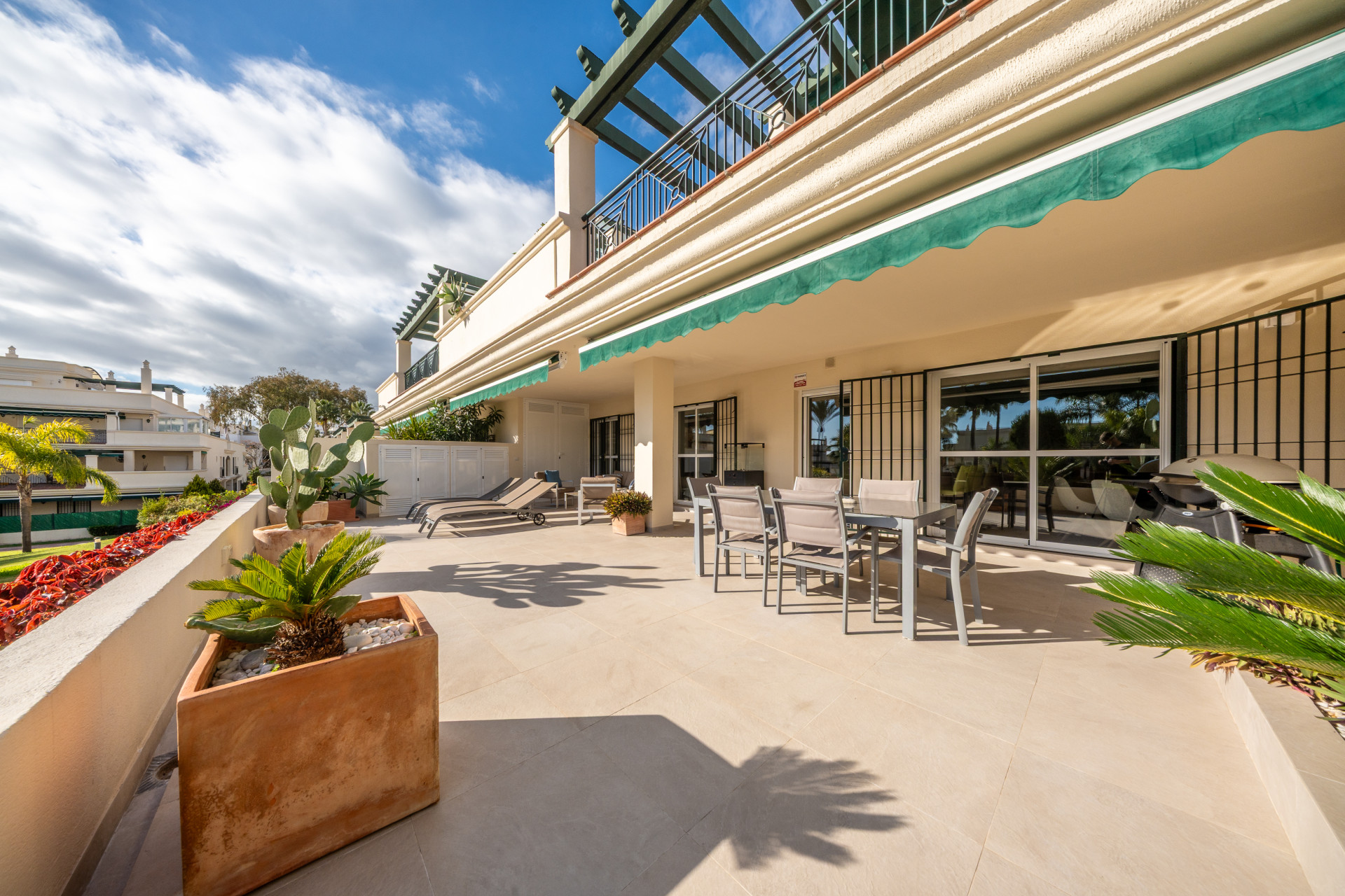 2-Bedroom Apartment with Spacious Terrace, Nueva Andalucía · Photo 10