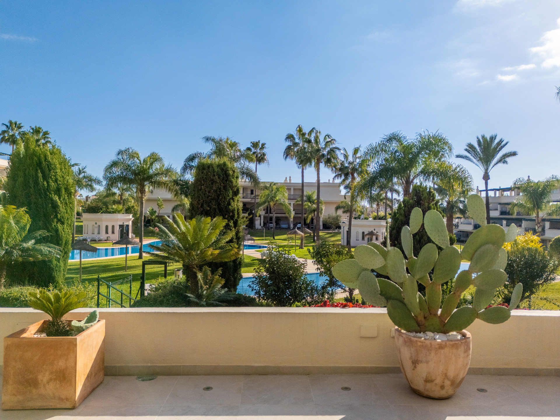 2-Bedroom Apartment with Spacious Terrace, Nueva Andalucía · Photo 13