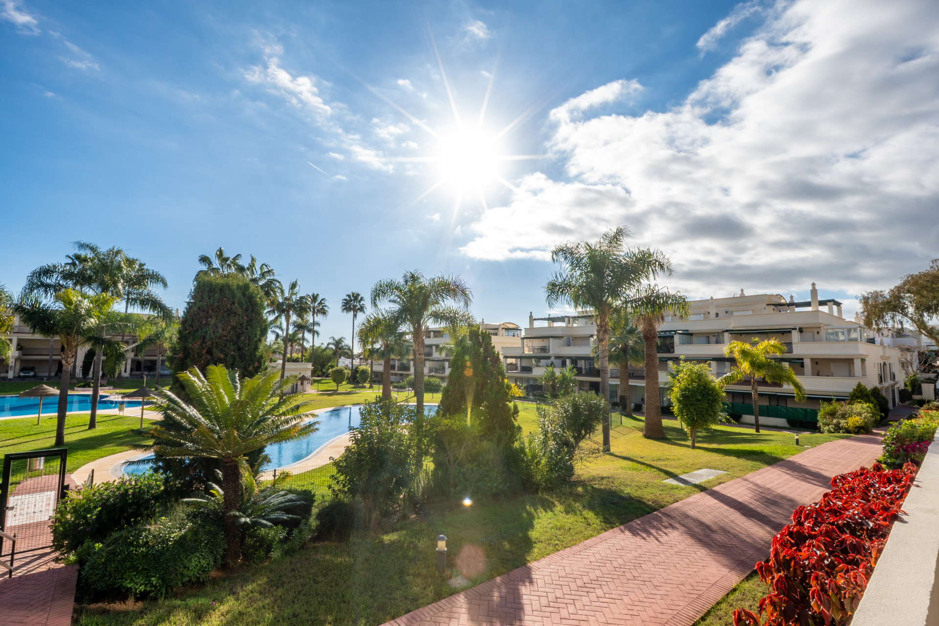2-Bedroom Apartment with Spacious Terrace, Nueva Andalucía · Photo 14