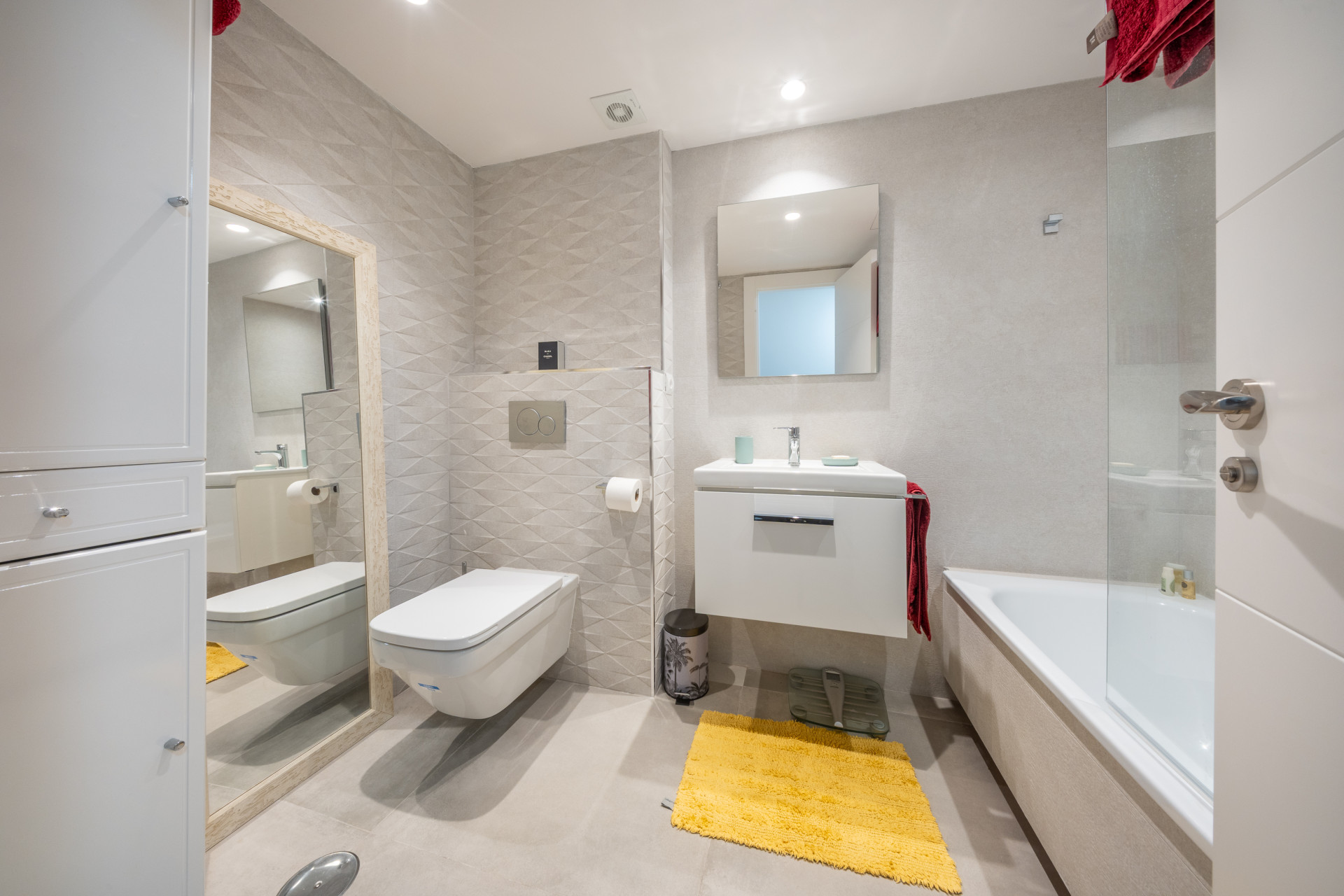 2-Bedroom Apartment with Spacious Terrace, Nueva Andalucía · Photo 18