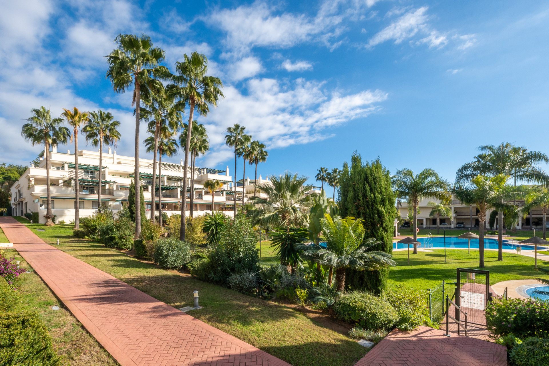 2-Bedroom Apartment with Spacious Terrace, Nueva Andalucía · Photo 25