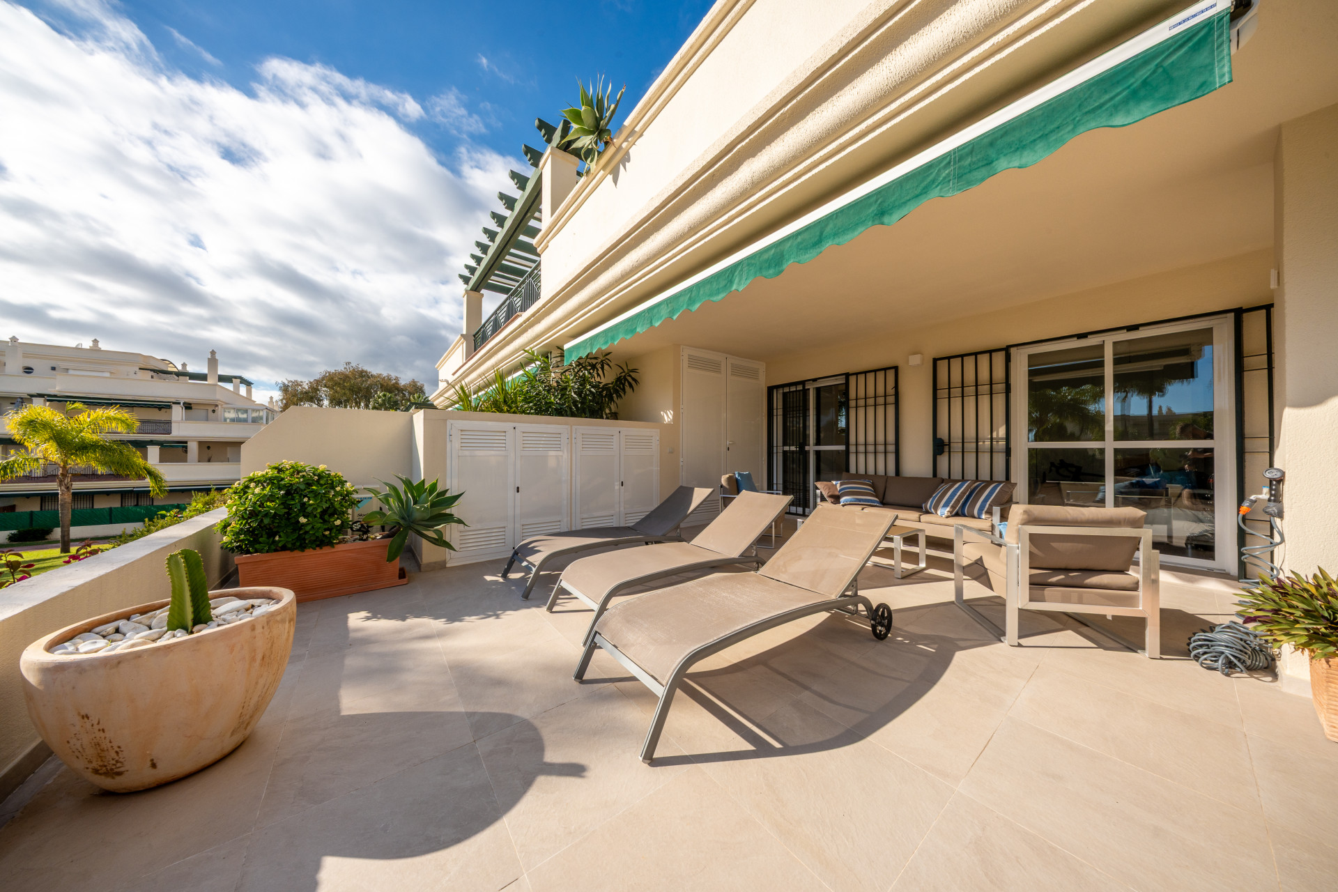 2-Bedroom Apartment with Spacious Terrace, Nueva Andalucía · Photo 12
