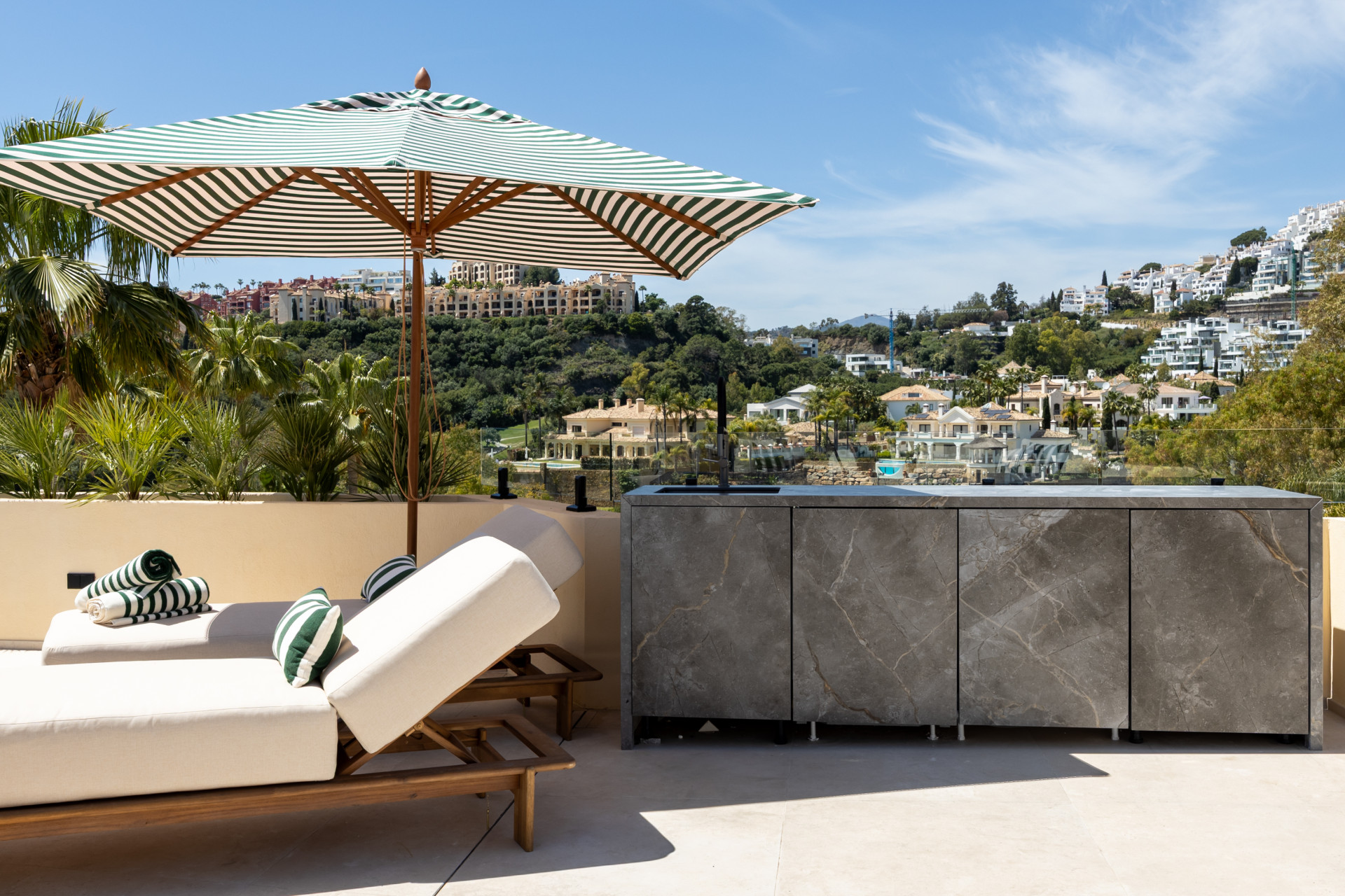 Luxury Townhouse in El Herrojo, Benahavís with 4 bedrooms · Photo 30