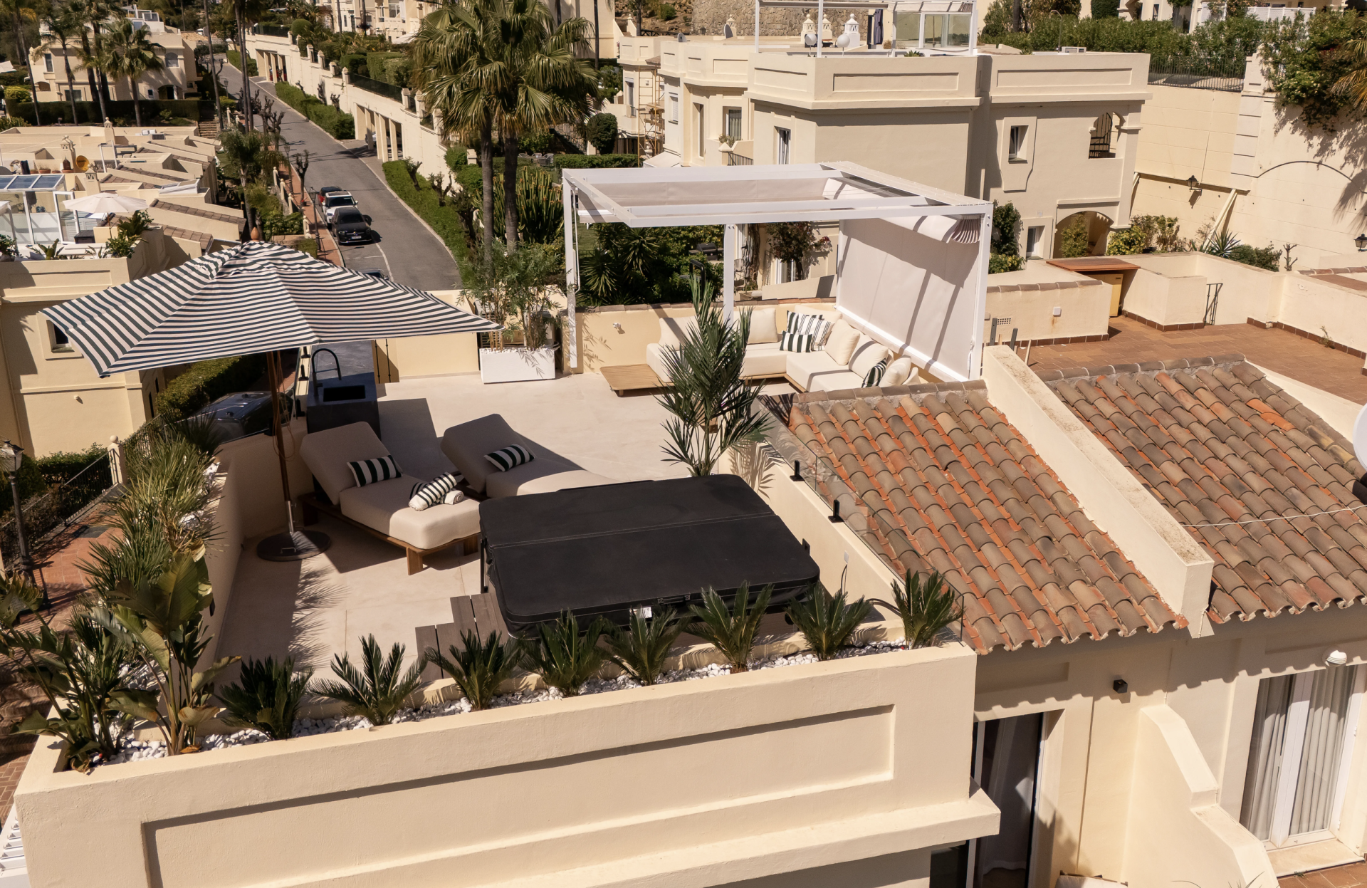 Luxury Townhouse in El Herrojo, Benahavís with 4 bedrooms · Photo 35