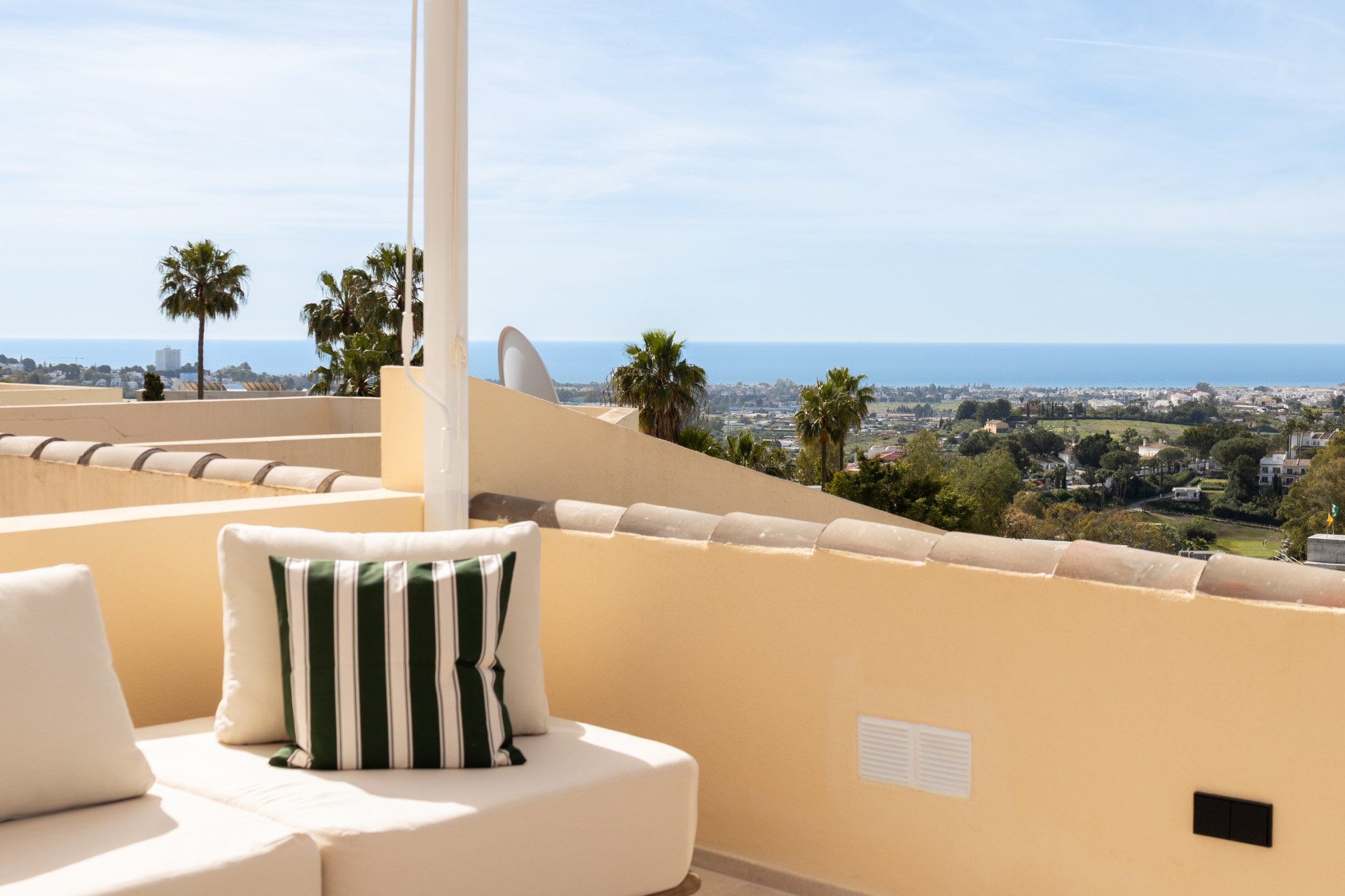 Luxury Townhouse in El Herrojo, Benahavís with 4 bedrooms · Photo 33