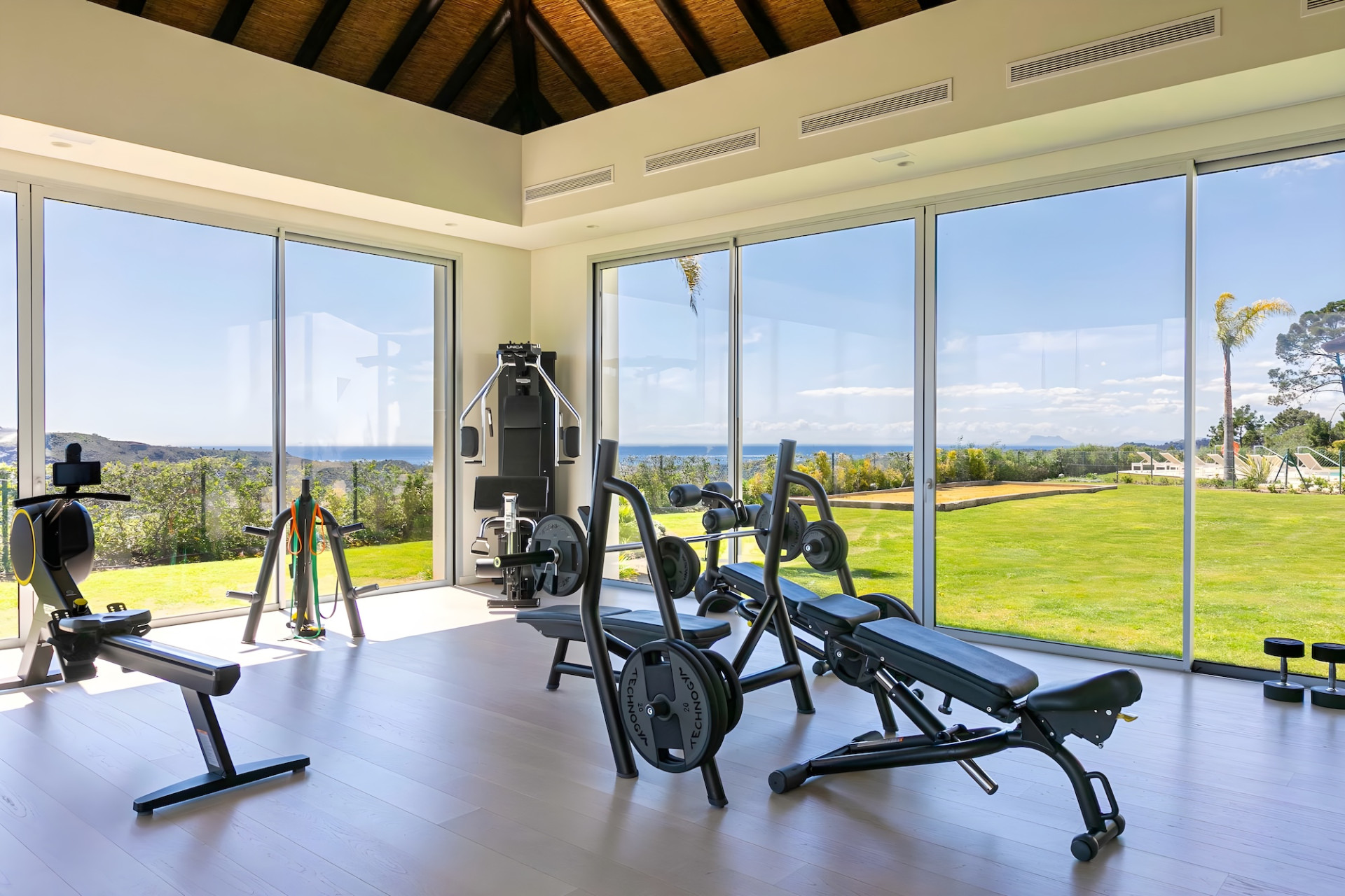 Exceptional 3-Bed Duplex with Private Garden and Panoramic Views · Photo 36